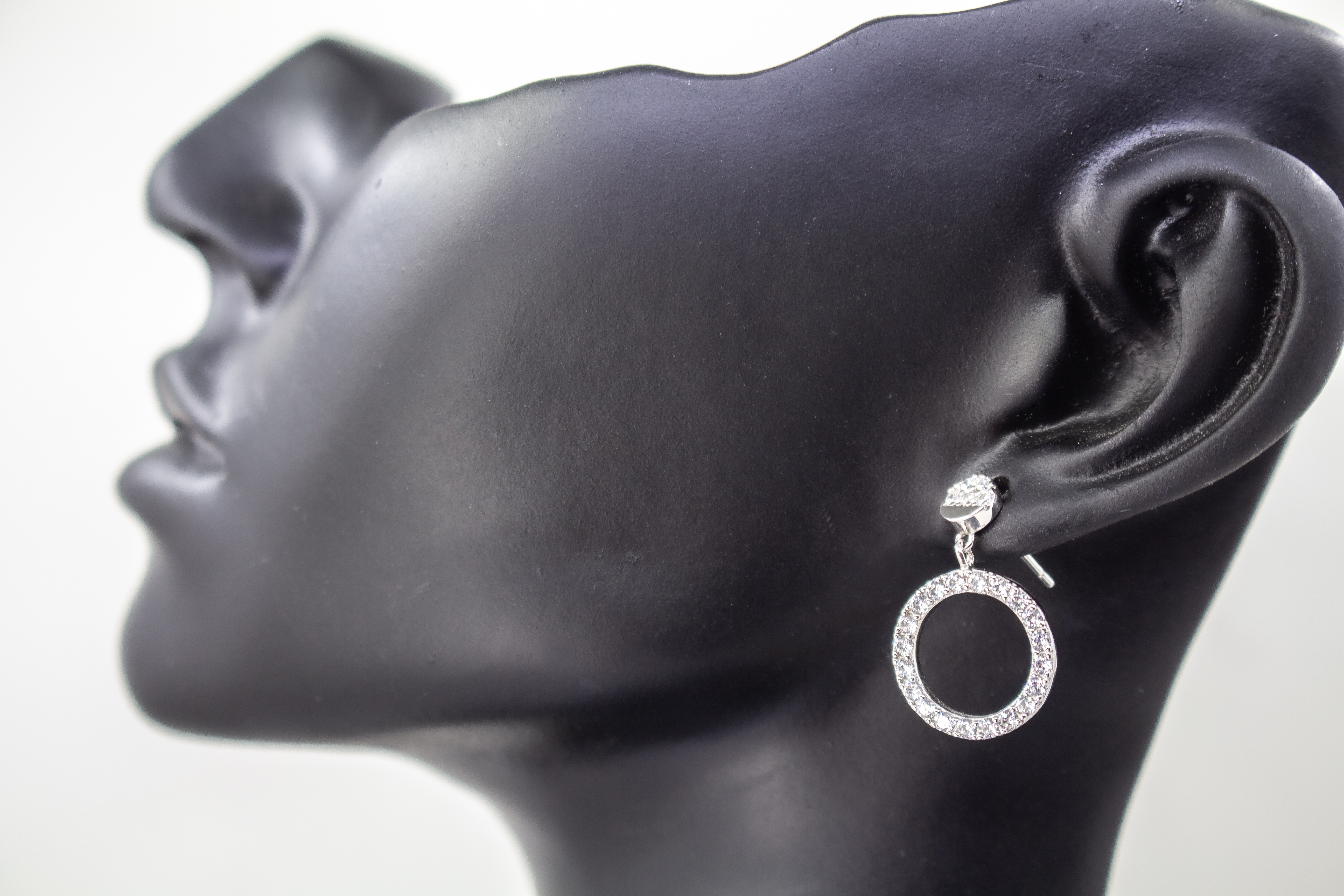 Elegante Ohrstecker aus rhodiniertem 925er Silber mit einem großen, rundum mit Zirkonia besetzten Kreis-Anhänger im Onlineshop von Goldschmiede Regina Kraus.