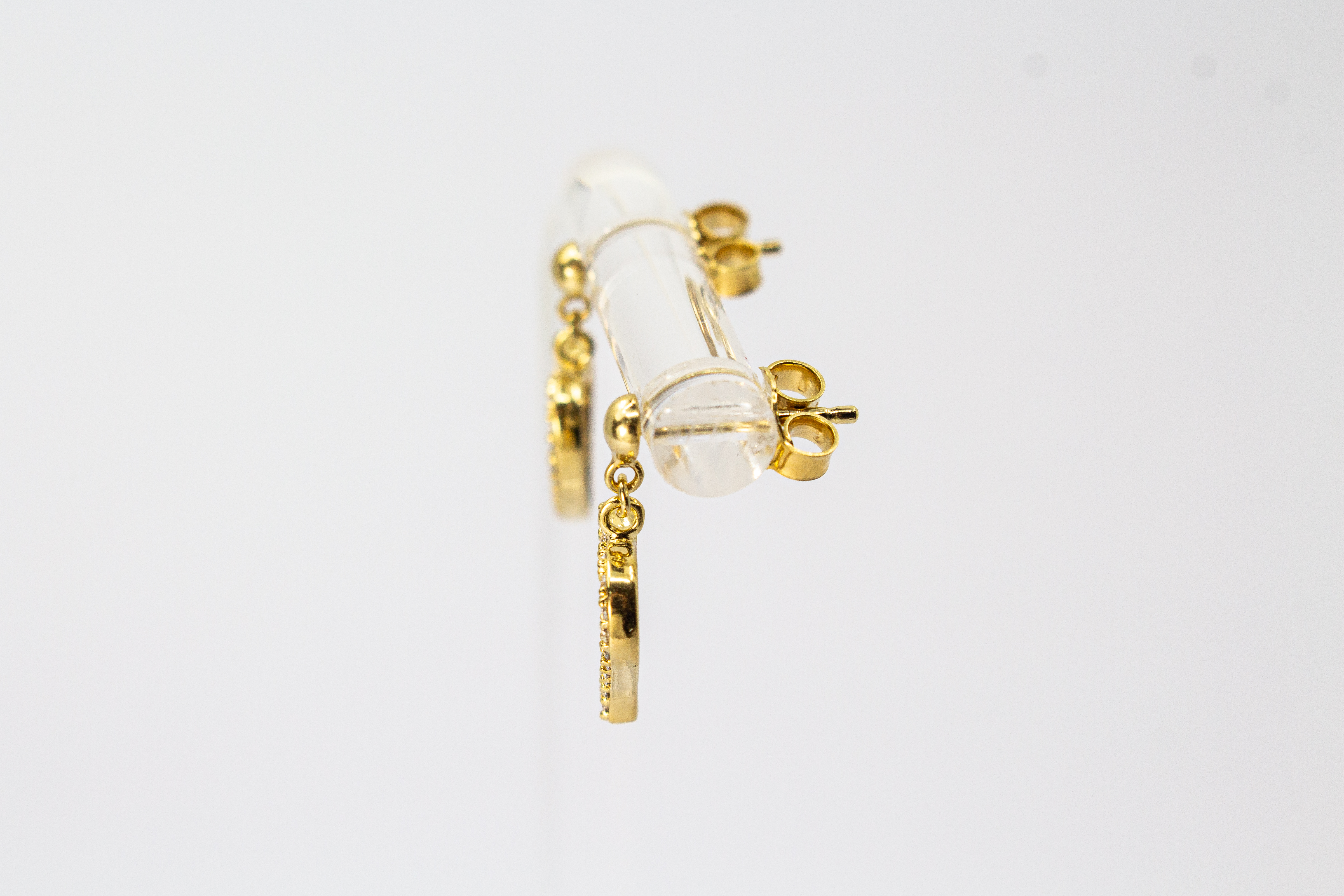 Ohrstecker „Herzschimmer“ aus 20 Mikron vergoldetem 925er Sterlingsilber mit offenem Herzanhänger und funkelnden Zirkonia.