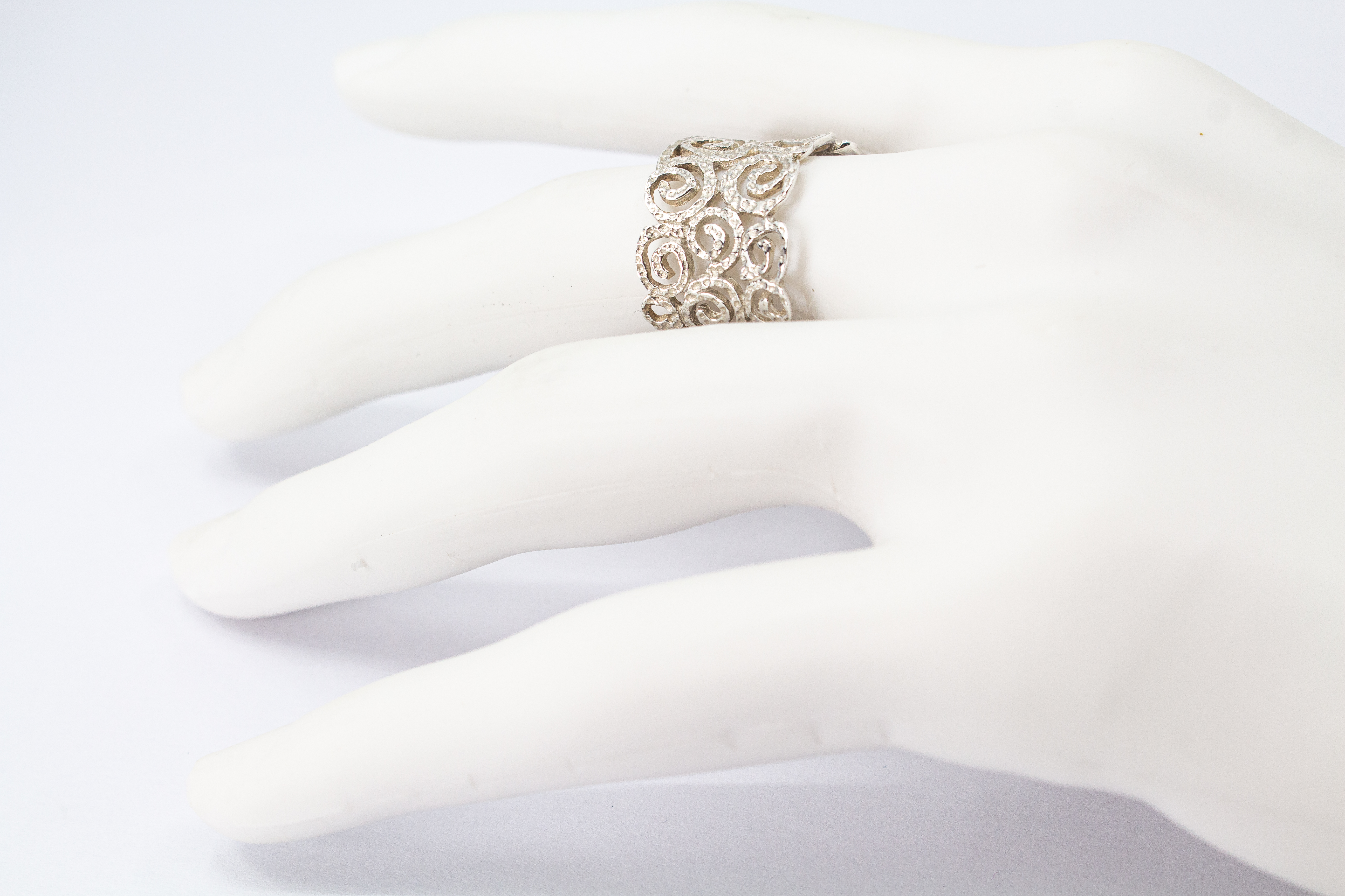 Breiter, filigraner Statement-Ring aus 925 Sterling Silber mit detailliertem Spiral- und Ornament-Muster von der Goldschmiede Regina Kraus