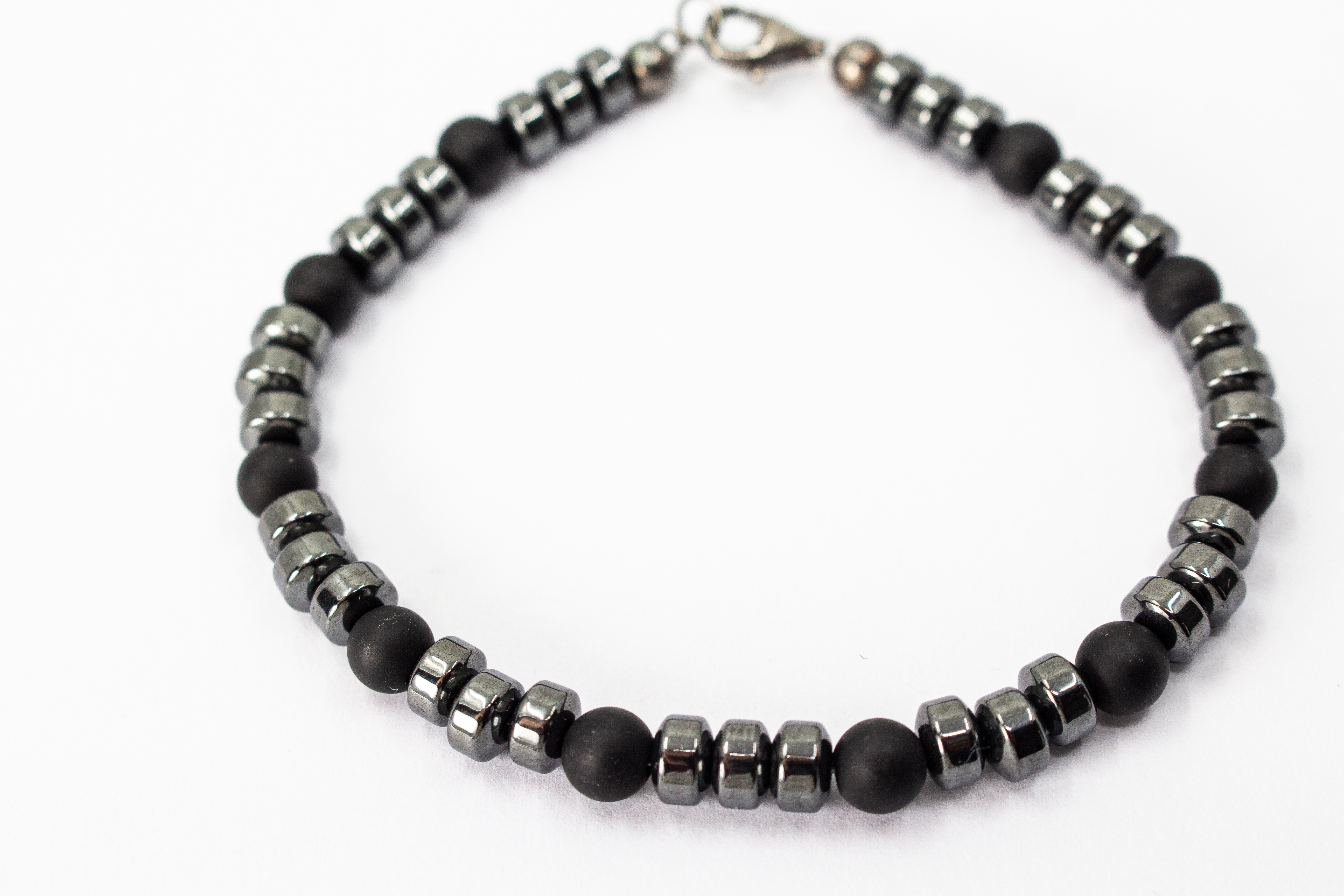 Herrenarmband aus Onyx und Hämatit mit schwarzen Natursteinperlen und silberfarbenen Hämatit-Elementen, handgefertigter Herrenschmuck