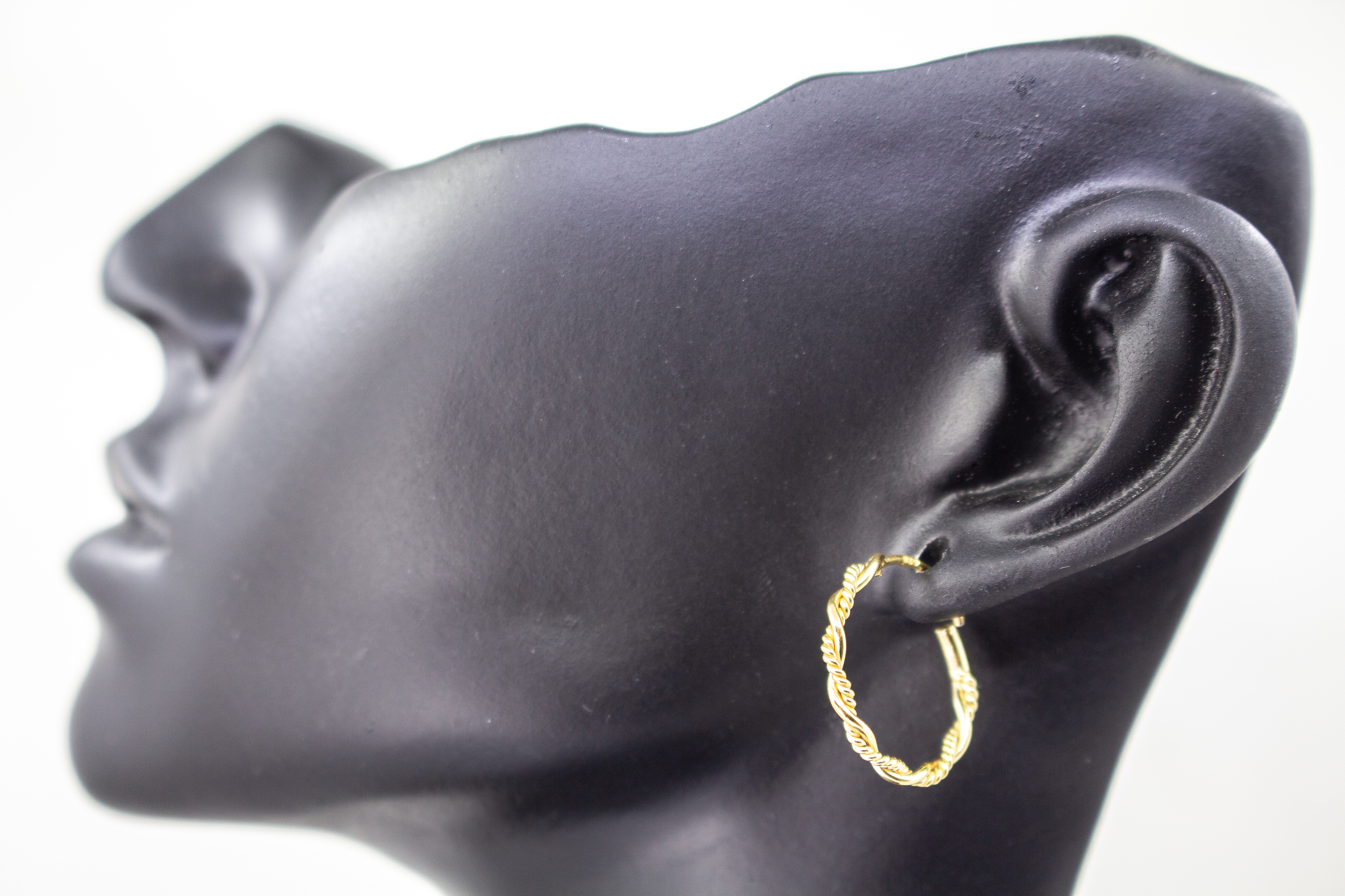 fein gedrehte Creolen im Kordel-Design aus vergoldetem 925 Sterlingsilber – eleganter Ohrschmuck aus der Goldschmiede Regina Kraus.