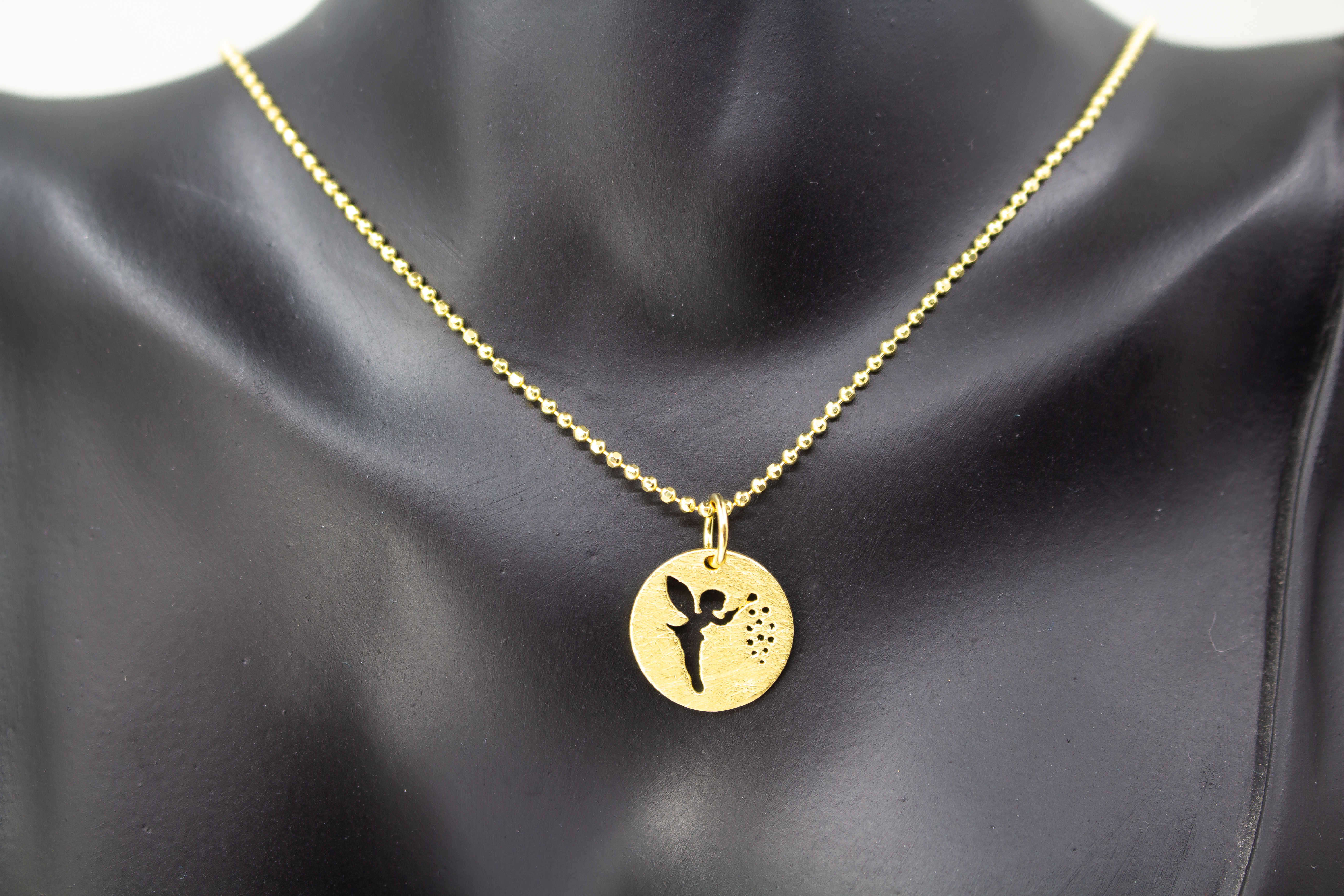 Goldene Kugelkette aus 20 Mikron vergoldetem 925er Sterlingsilber mit rundem Plättchen-Anhänger „Feenstaub“, der eine ausgestanzte Fee zeigt, aus dem Onlineshop der Goldschmiede Regina Kraus.
