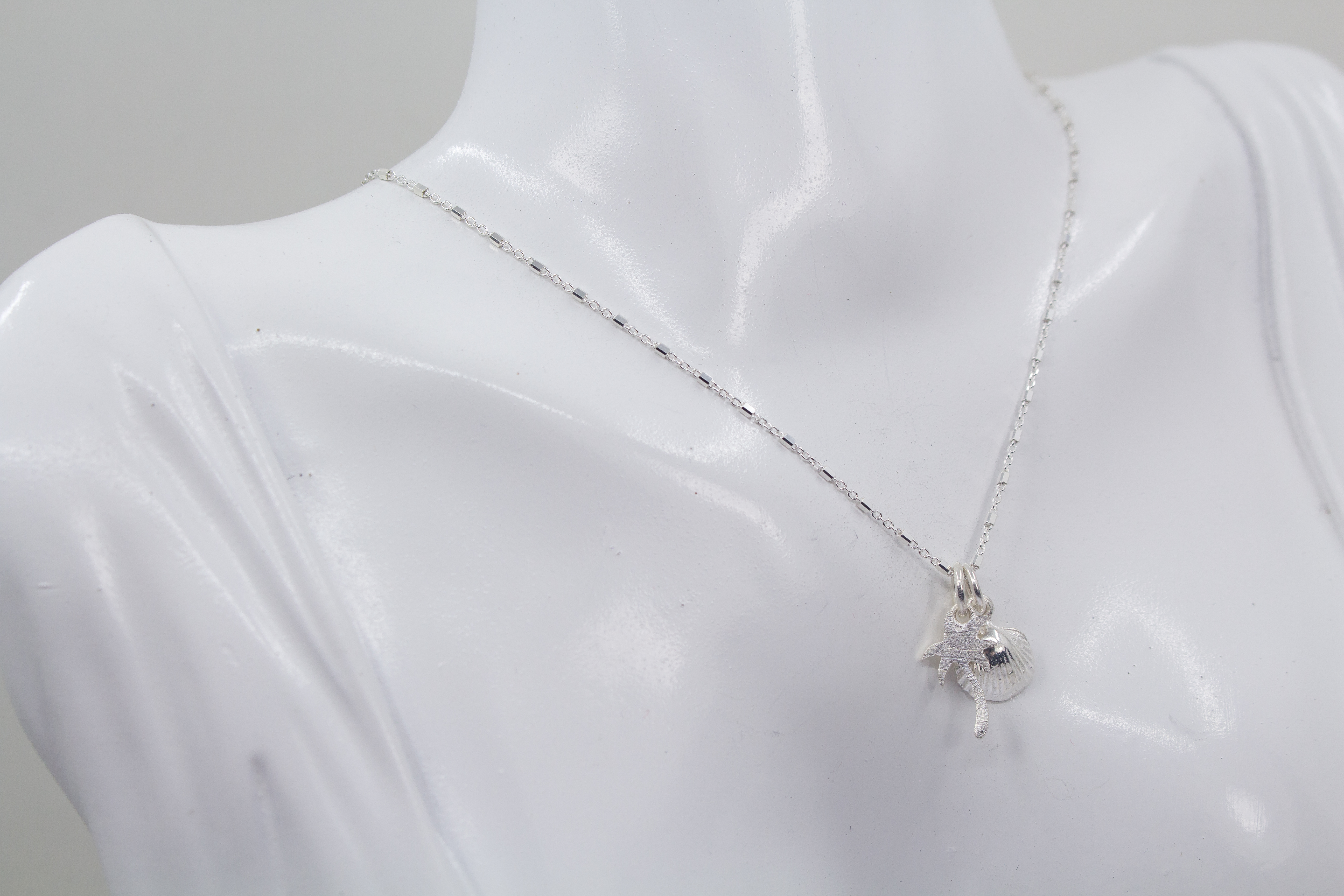 Kette mit Muschelanhänger und Palmenanhänger