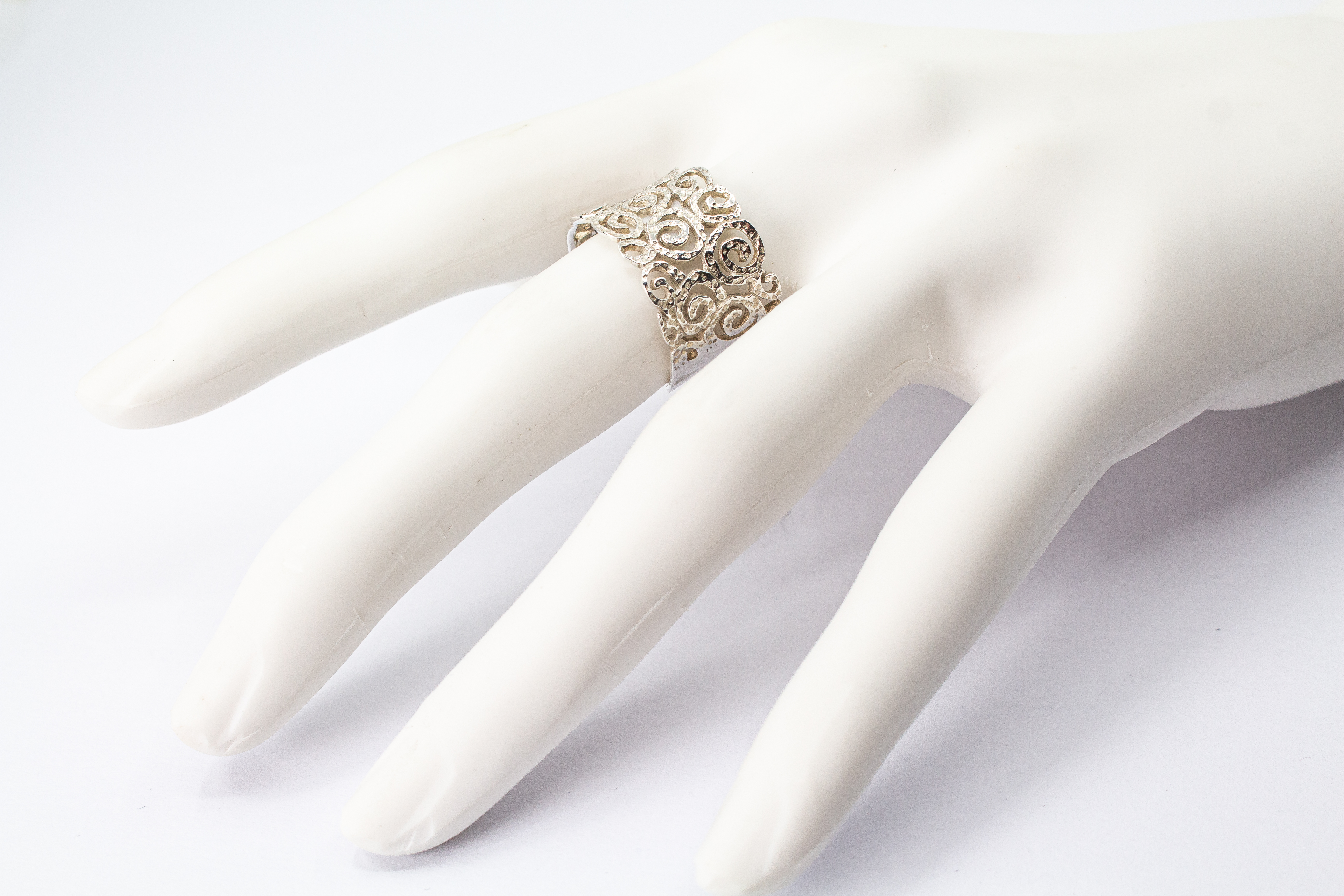 Breiter, filigraner Statement-Ring aus 925 Sterling Silber mit detailliertem Spiral- und Ornament-Muster von der Goldschmiede Regina Kraus
