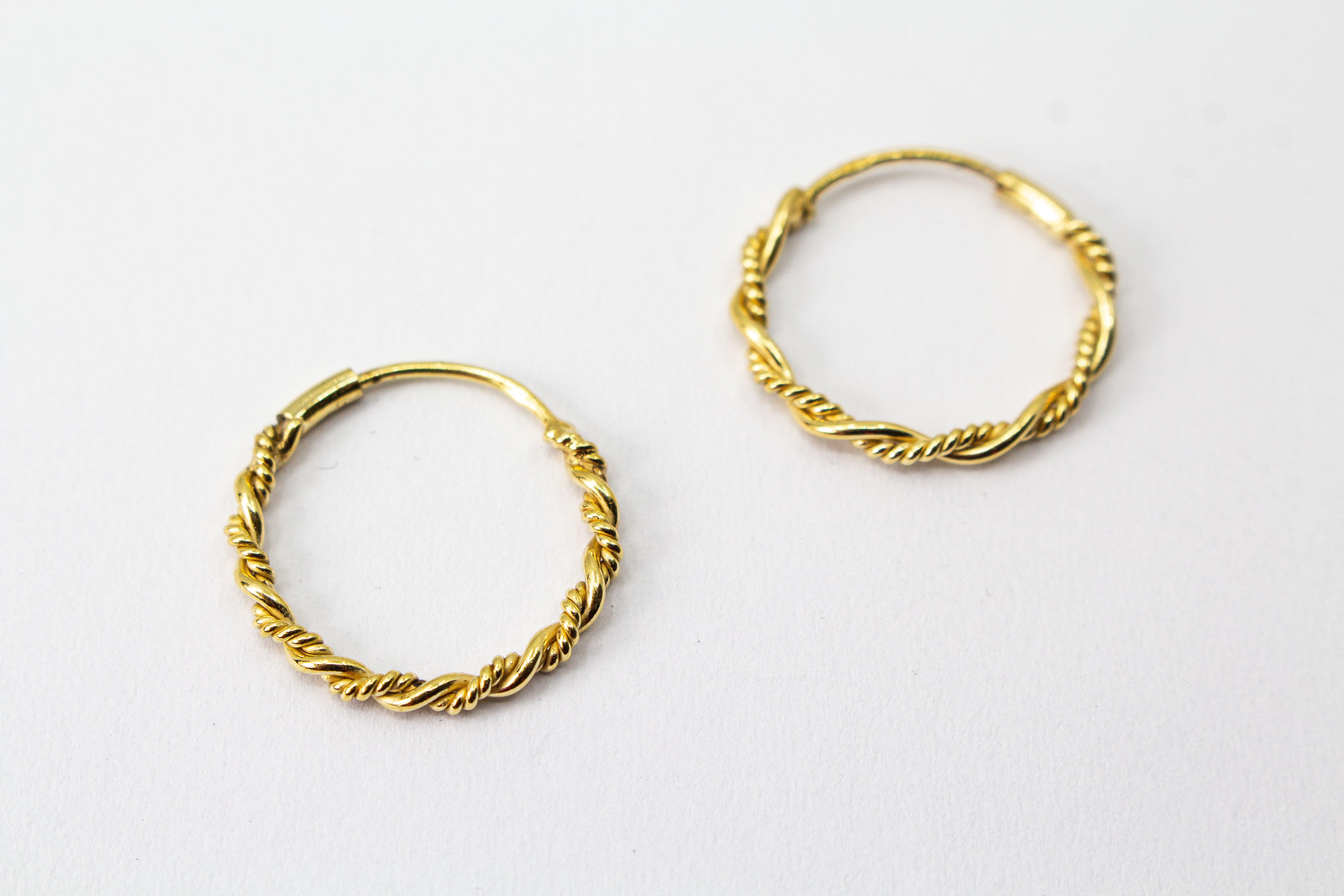 fein gedrehte Creolen im Kordel-Design aus vergoldetem 925 Sterlingsilber – eleganter Ohrschmuck aus der Goldschmiede Regina Kraus.