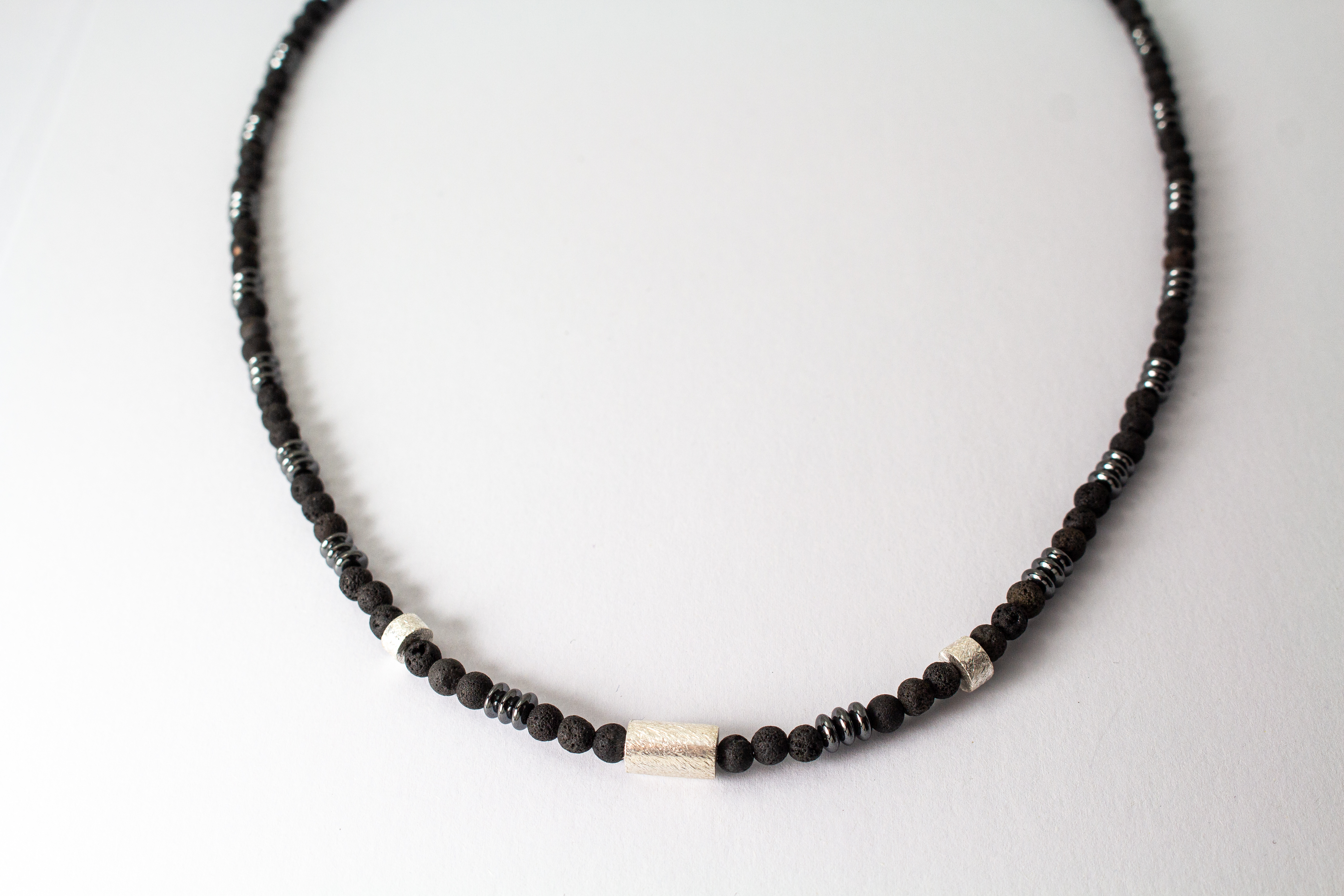 Herrenkette „Schwarze Glut“ aus mattem Lavastein, Hämatit und Zwischenteilen aus 925er Sterlingsilber im markanten maskulinen Design.