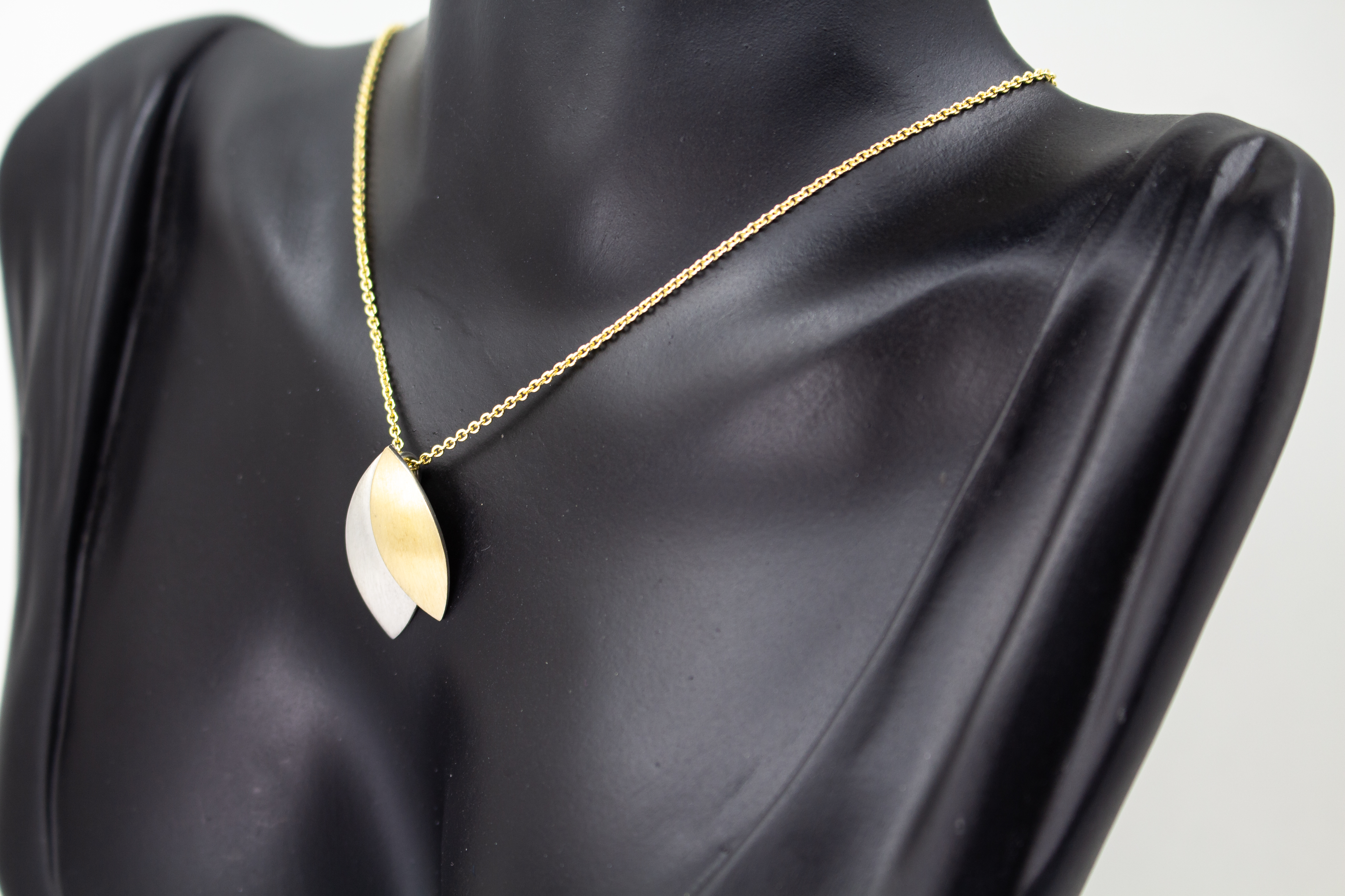 Kette „Blattgold“ aus 925er Sterlingsilber mit Feingoldbelötung und zweifarbigem Anhänger in filigraner Blattform.