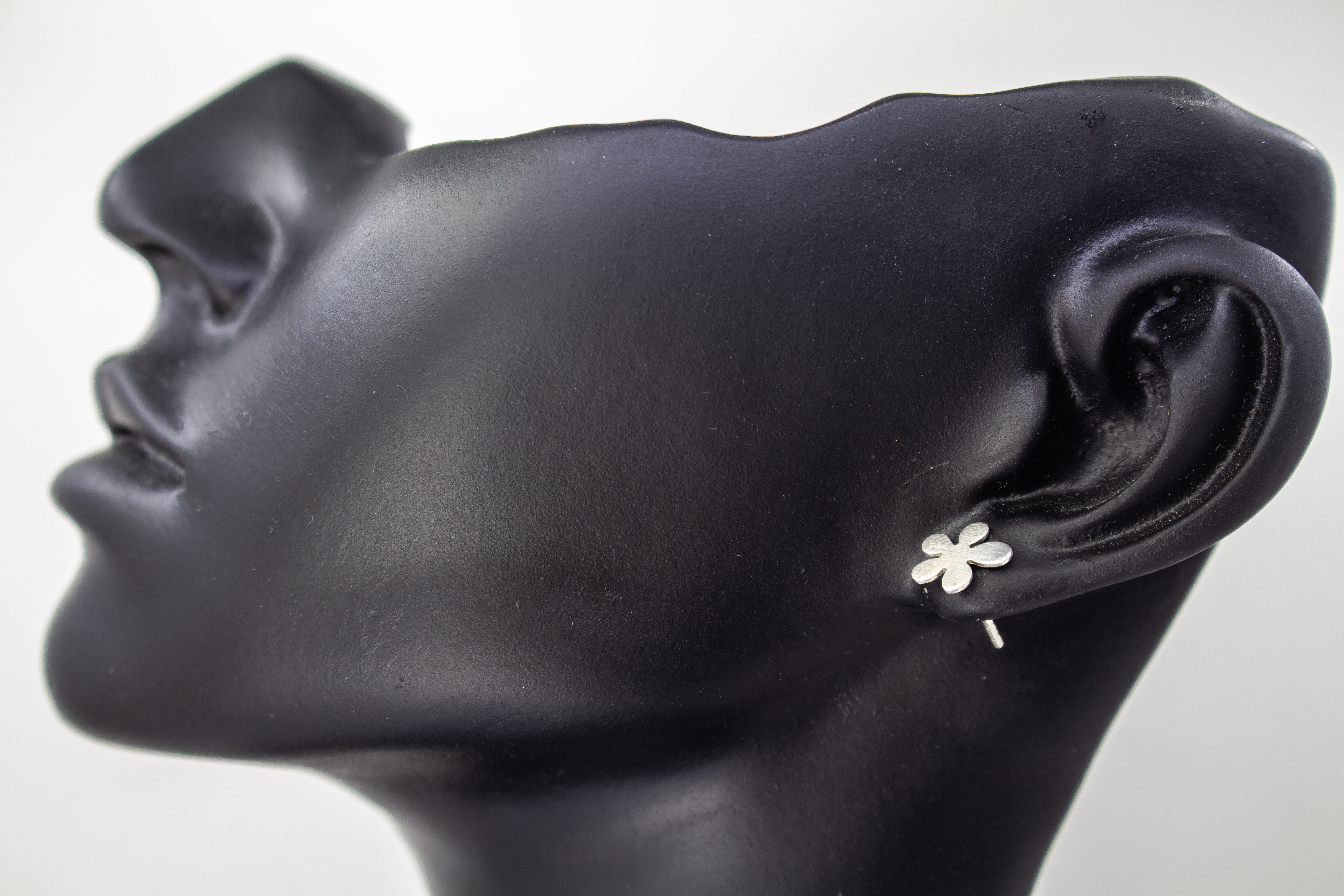 Matte Ohrstecker Catalina aus 925er Sterlingsilber von der Goldschmiede Regina Kraus in Form einer zarten Blume