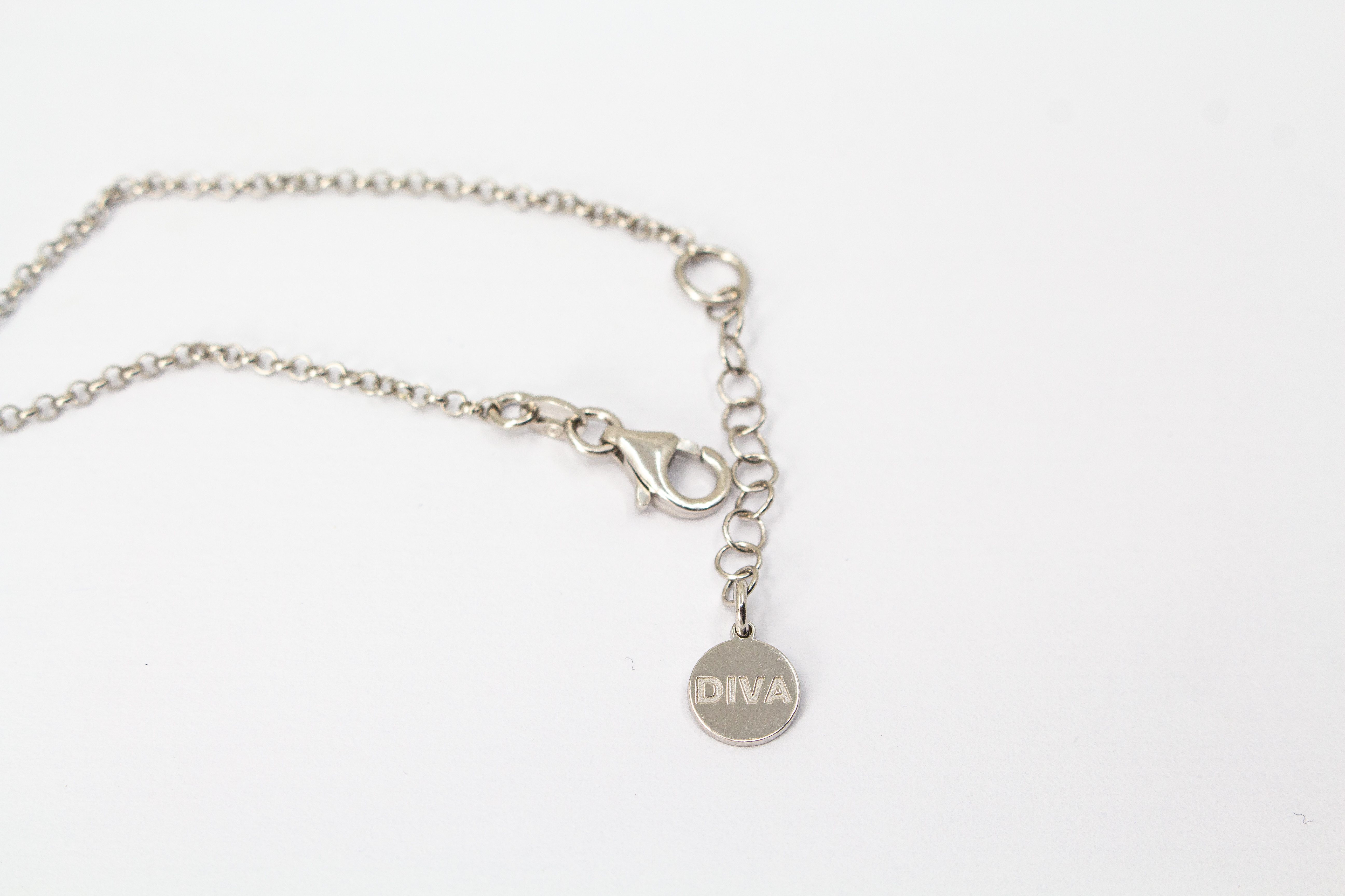 Eismattes Collier aus rhodiniertem 925er Sterlingsilber von Diva Gioielli mit ovalen, strukturierten Schmuckelementen an einer feinen Silberkette