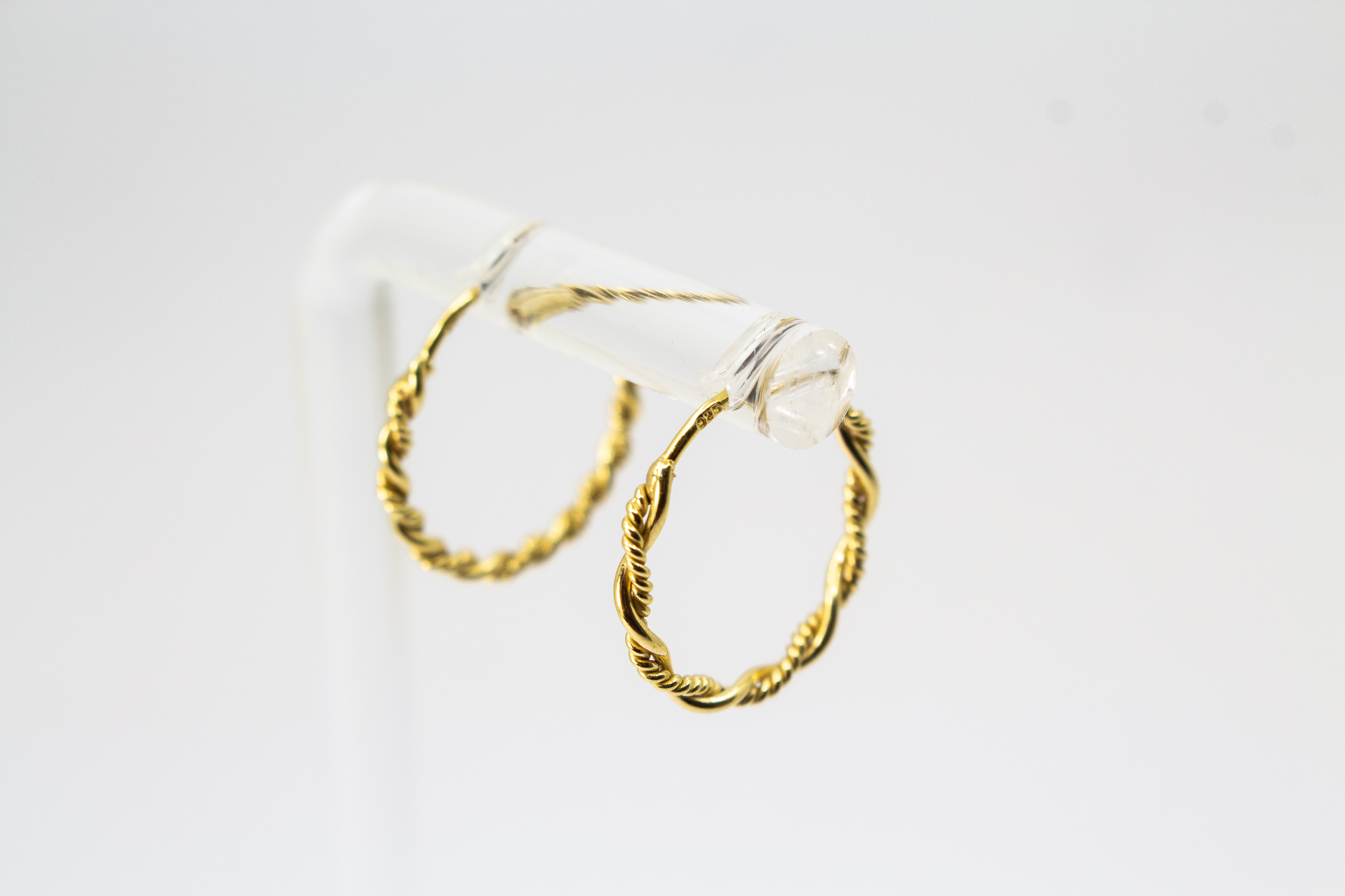 fein gedrehte Creolen im Kordel-Design aus vergoldetem 925 Sterlingsilber – eleganter Ohrschmuck aus der Goldschmiede Regina Kraus.