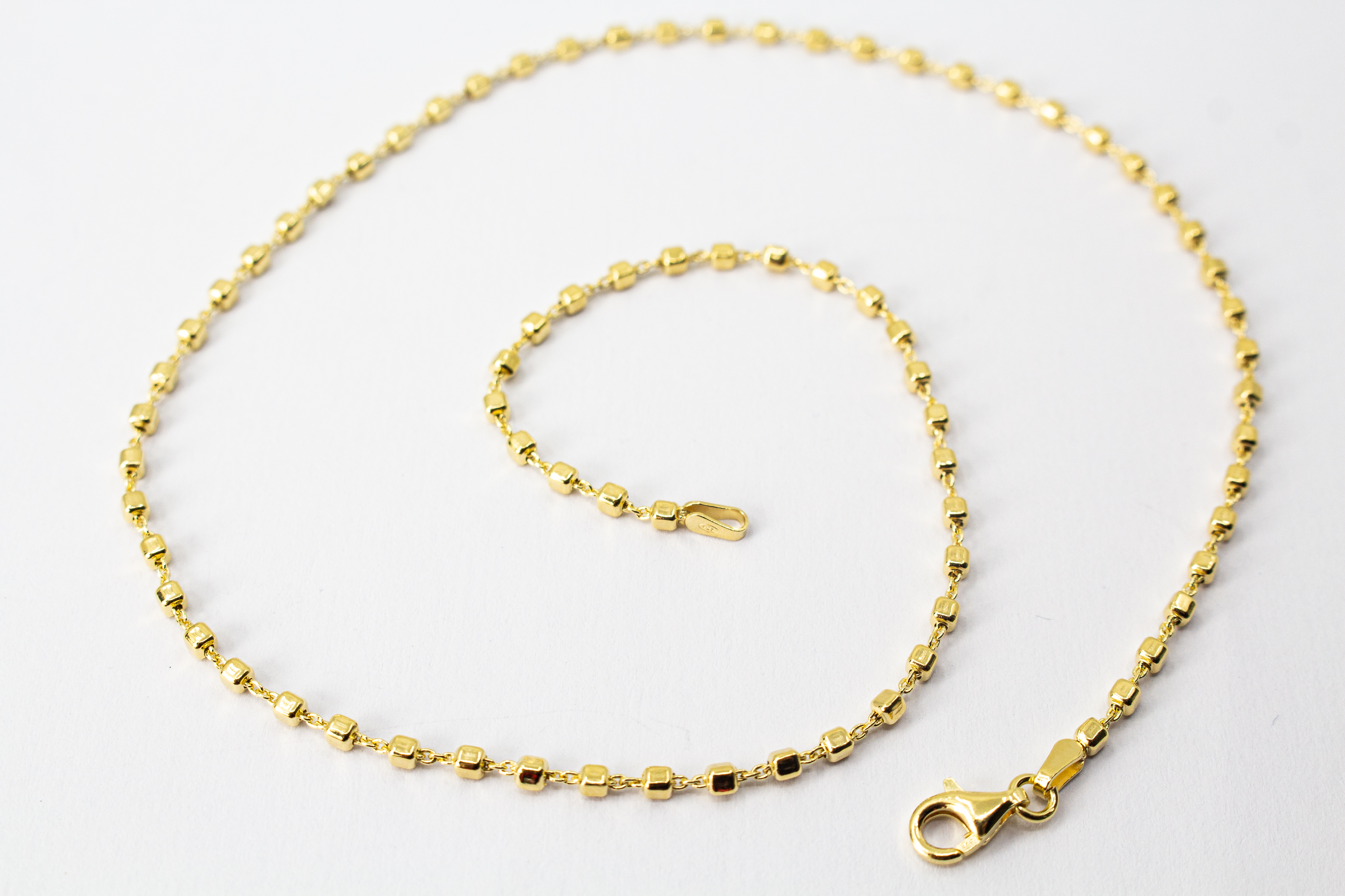 „Moderne Würfel-Halskette von der Goldschmiede Regina Kraus aus 20 Mikron vergoldetem 925er Sterlingsilber, Kategorie Ketten und Colliers.