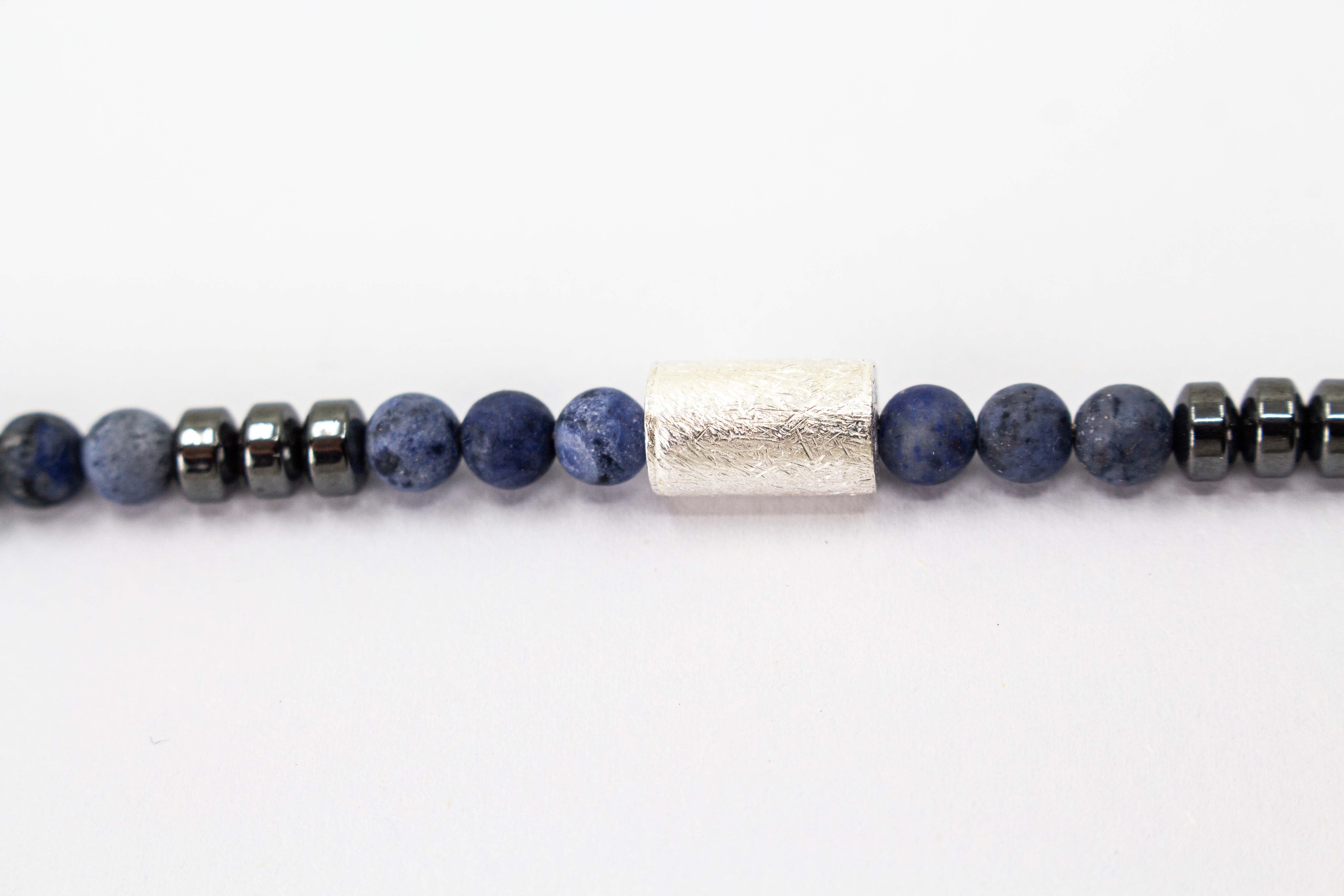 Herrenarmband „Nordwind“ aus blauem Dumortierit, Hämatit und markantem Zwischenteil aus 925er Sterlingsilber im maskulinen Design.