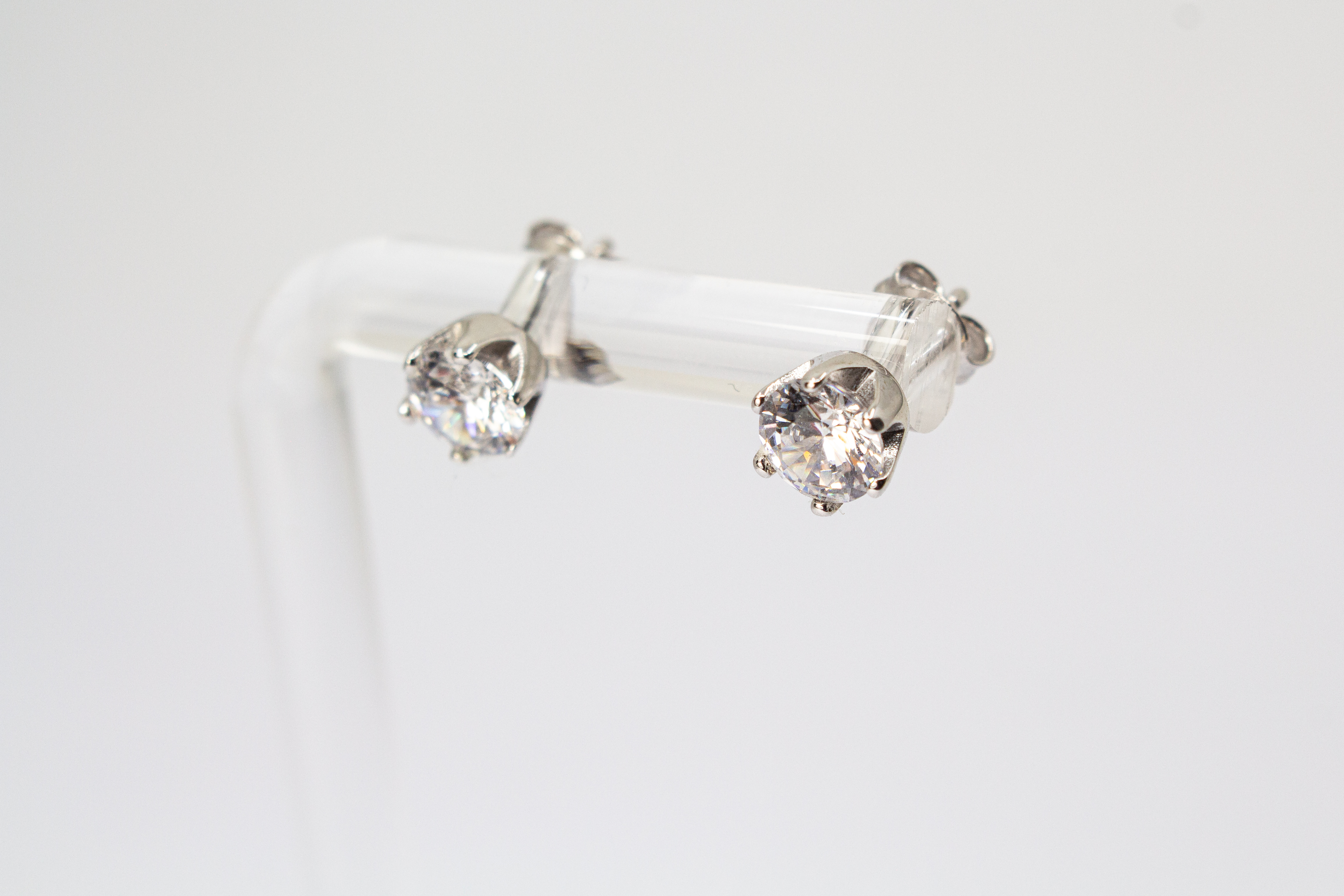 Klassische Solitär-Ohrstecker aus rhodiniertem 925er Silber mit einem großen Zirkoniastein in einer edlen Sechser-Krappenfassung im Onlineshop von Goldschmiede Regina Kraus.