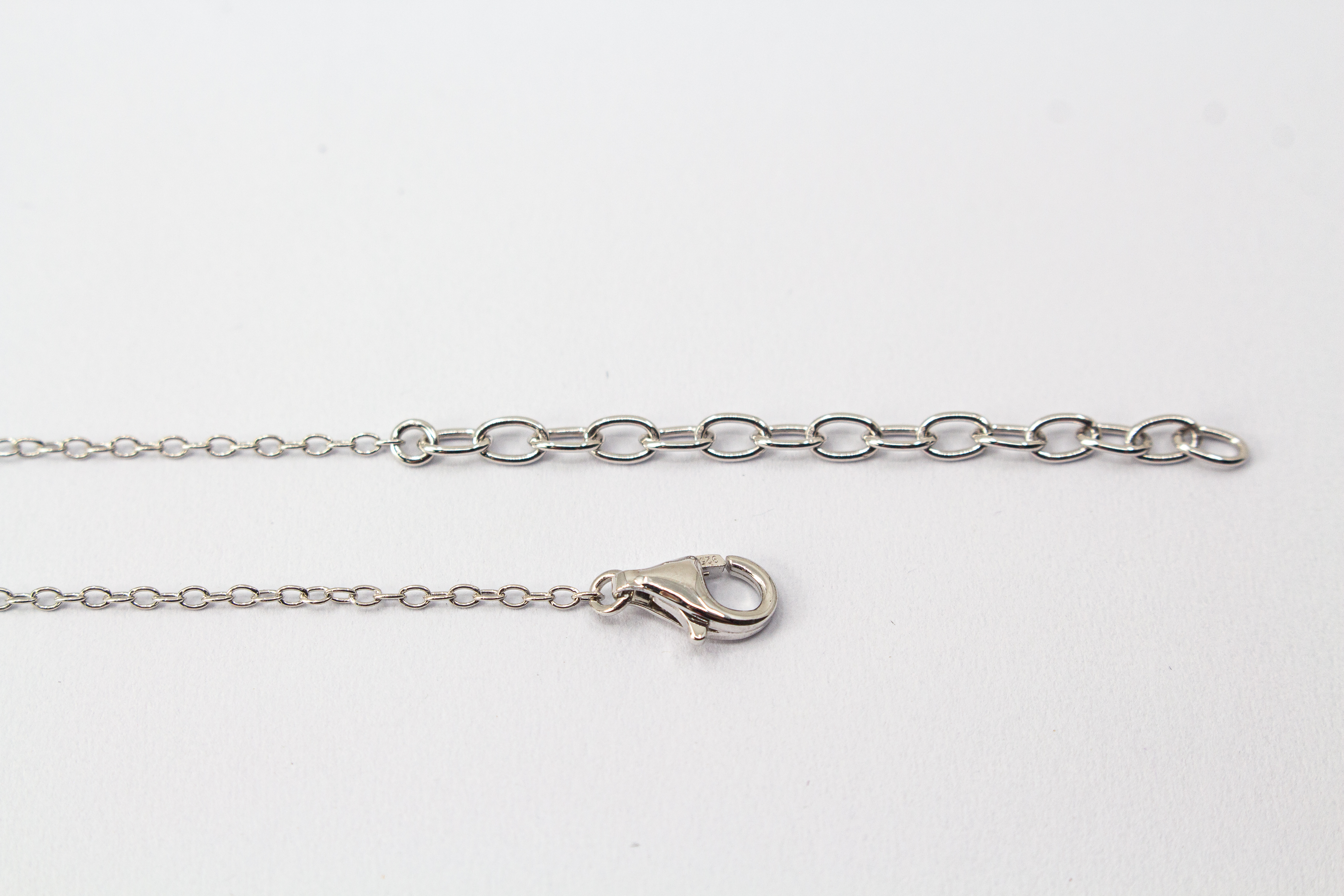 Kette aus rhodiniertem 925er Sterlingsilber mit einer weißen Süßwasserzuchtperle und einem funkelnden Zirkonia-Tropfen