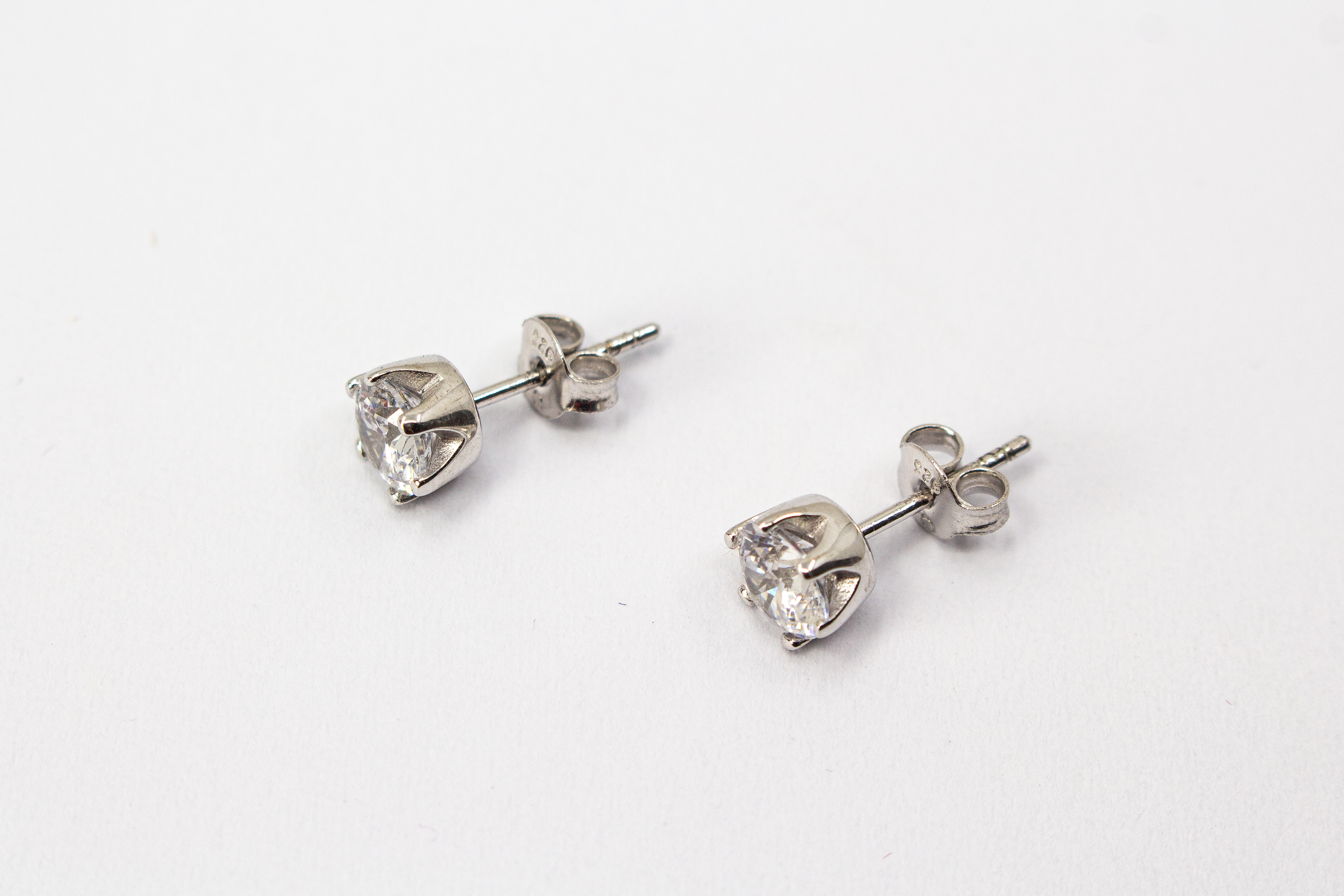 Klassische Solitär-Ohrstecker aus rhodiniertem 925er Silber mit einem großen Zirkoniastein in einer edlen Sechser-Krappenfassung im Onlineshop von Goldschmiede Regina Kraus.