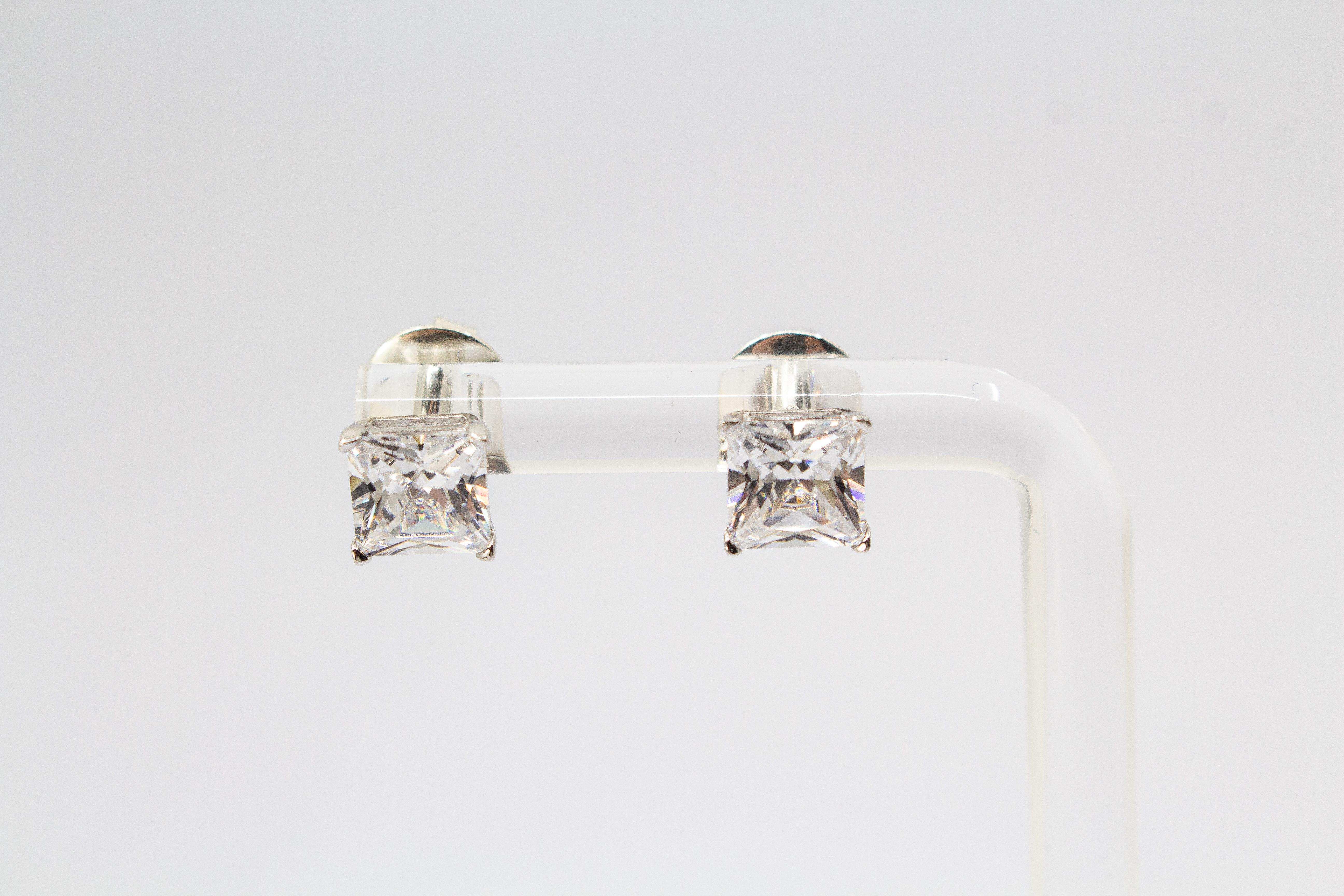 Ein Paar quadratische Zirkonia-Ohrstecker aus 925 Sterlingsilber von der Goldschmiede Regina Kraus