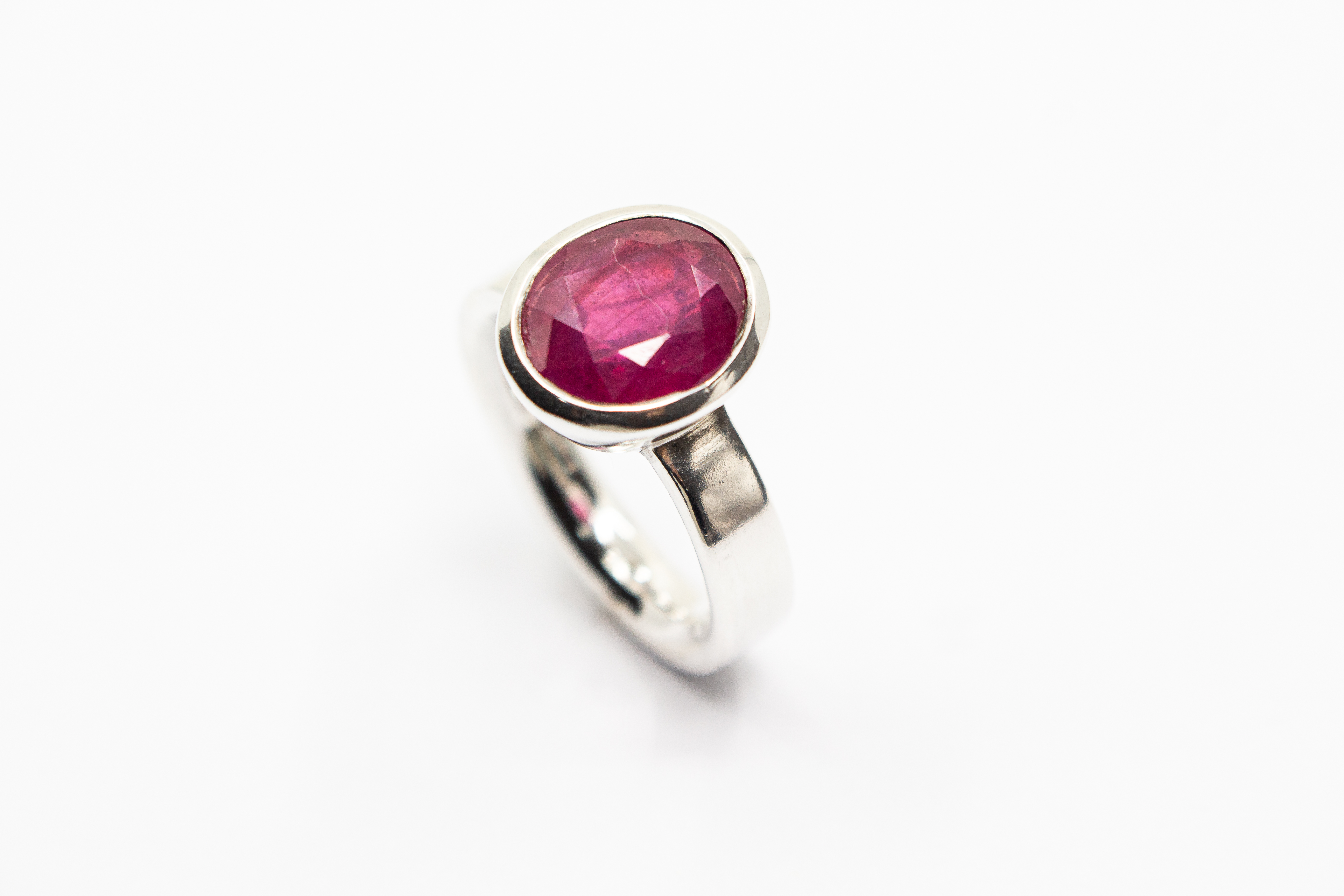 925er Sterlingsilber Ring „Rubinzauber“ mit großem oval facettiertem Rubin in eleganter Silberfassung.