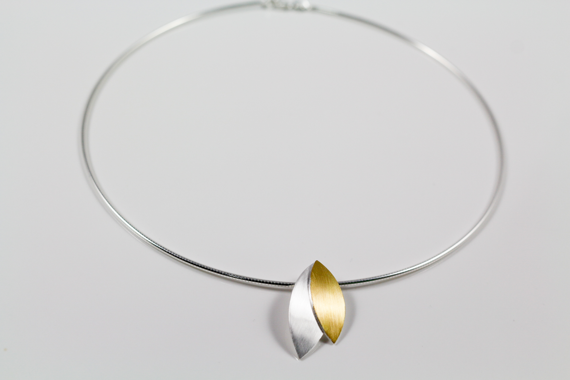 Collier Blättchen mit Feingoldbelötung Collier Blättchen mit Feingoldbelötung