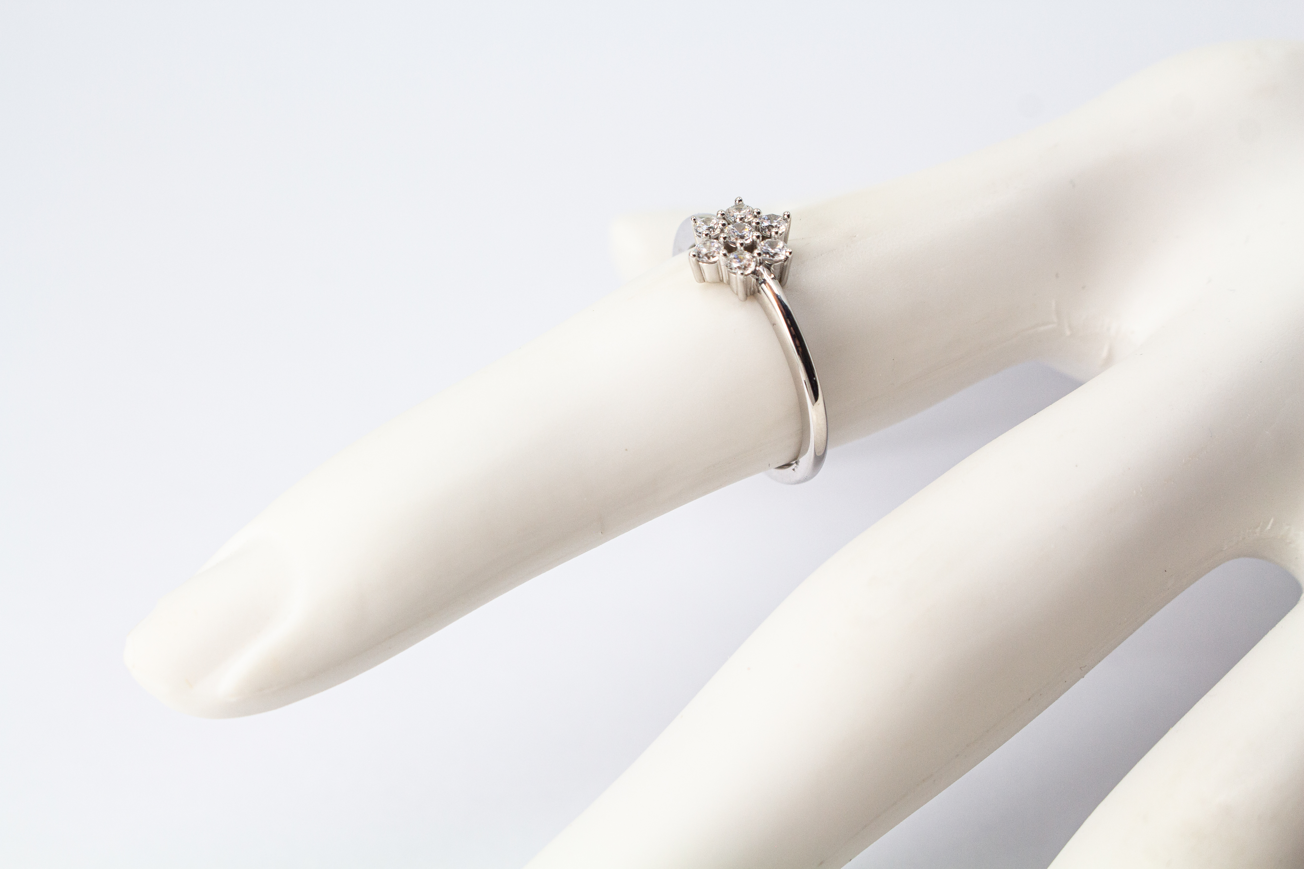 Rhodinierter 925er Sterlingsilber Ring „Schneestern“ mit funkelnden Zirkonia in sternförmiger Anordnung.