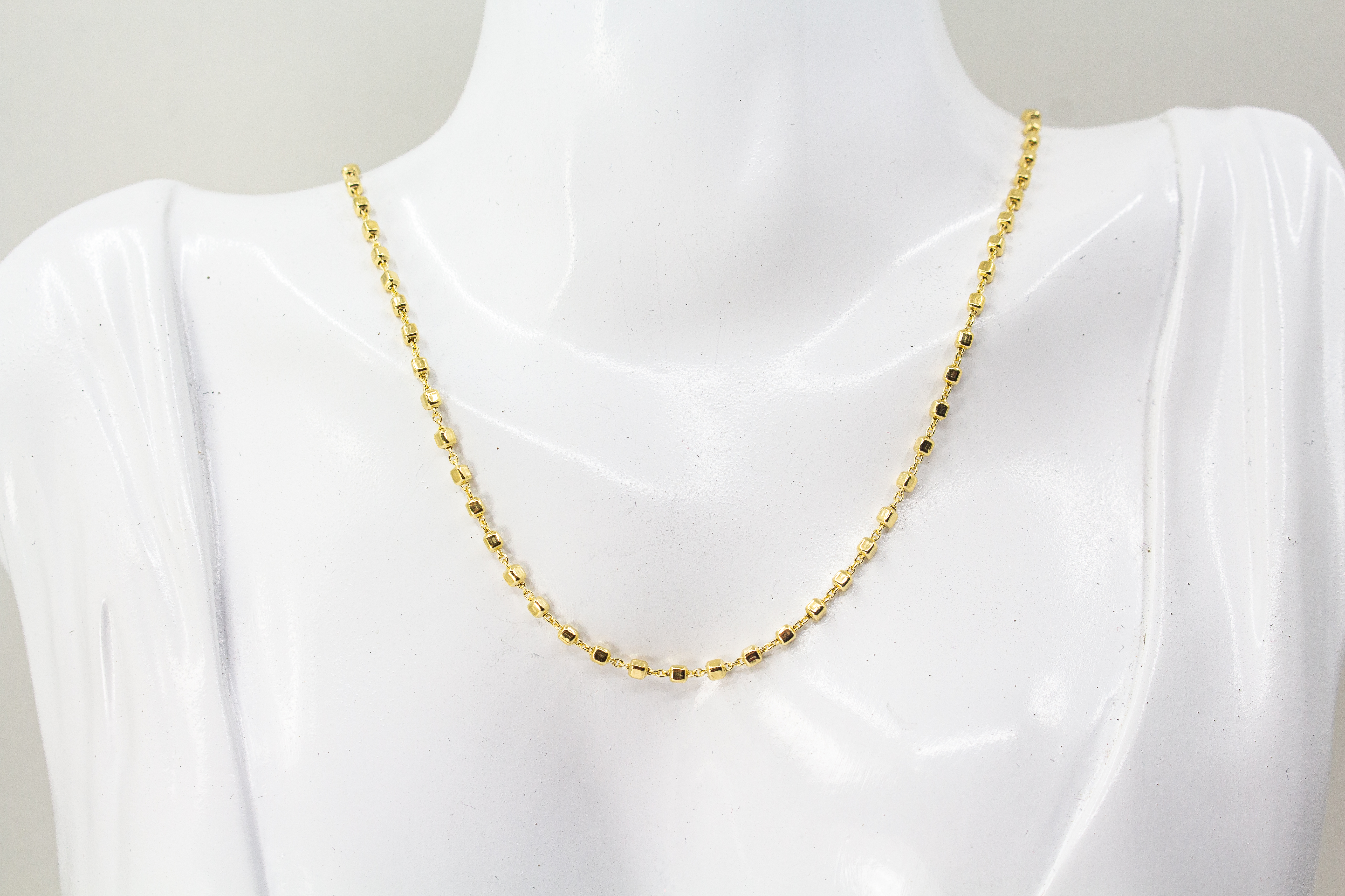 „Moderne Würfel-Halskette von der Goldschmiede Regina Kraus aus 20 Mikron vergoldetem 925er Sterlingsilber, Kategorie Ketten und Colliers.
