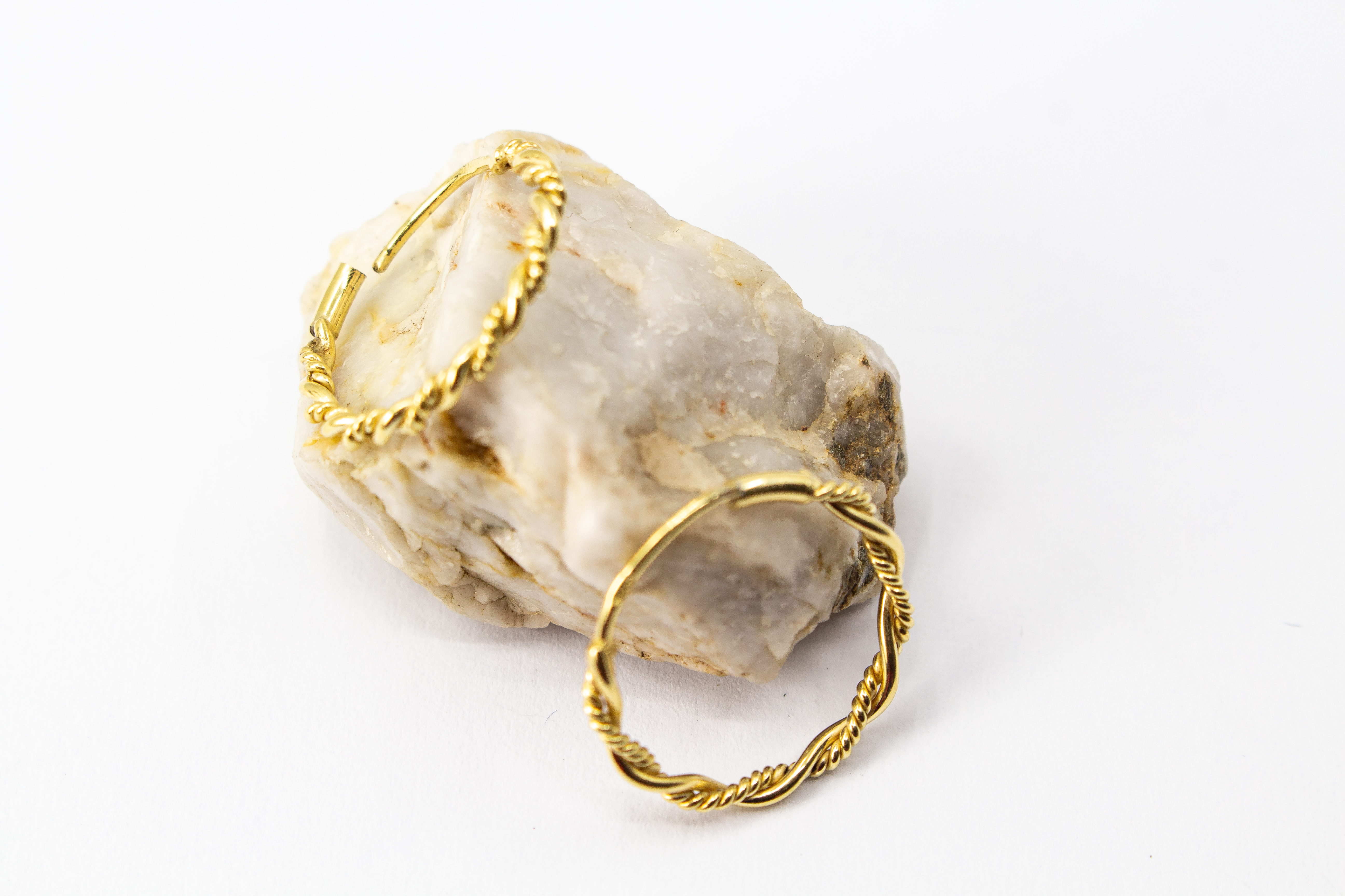 fein gedrehte Creolen im Kordel-Design aus vergoldetem 925 Sterlingsilber – eleganter Ohrschmuck aus der Goldschmiede Regina Kraus.