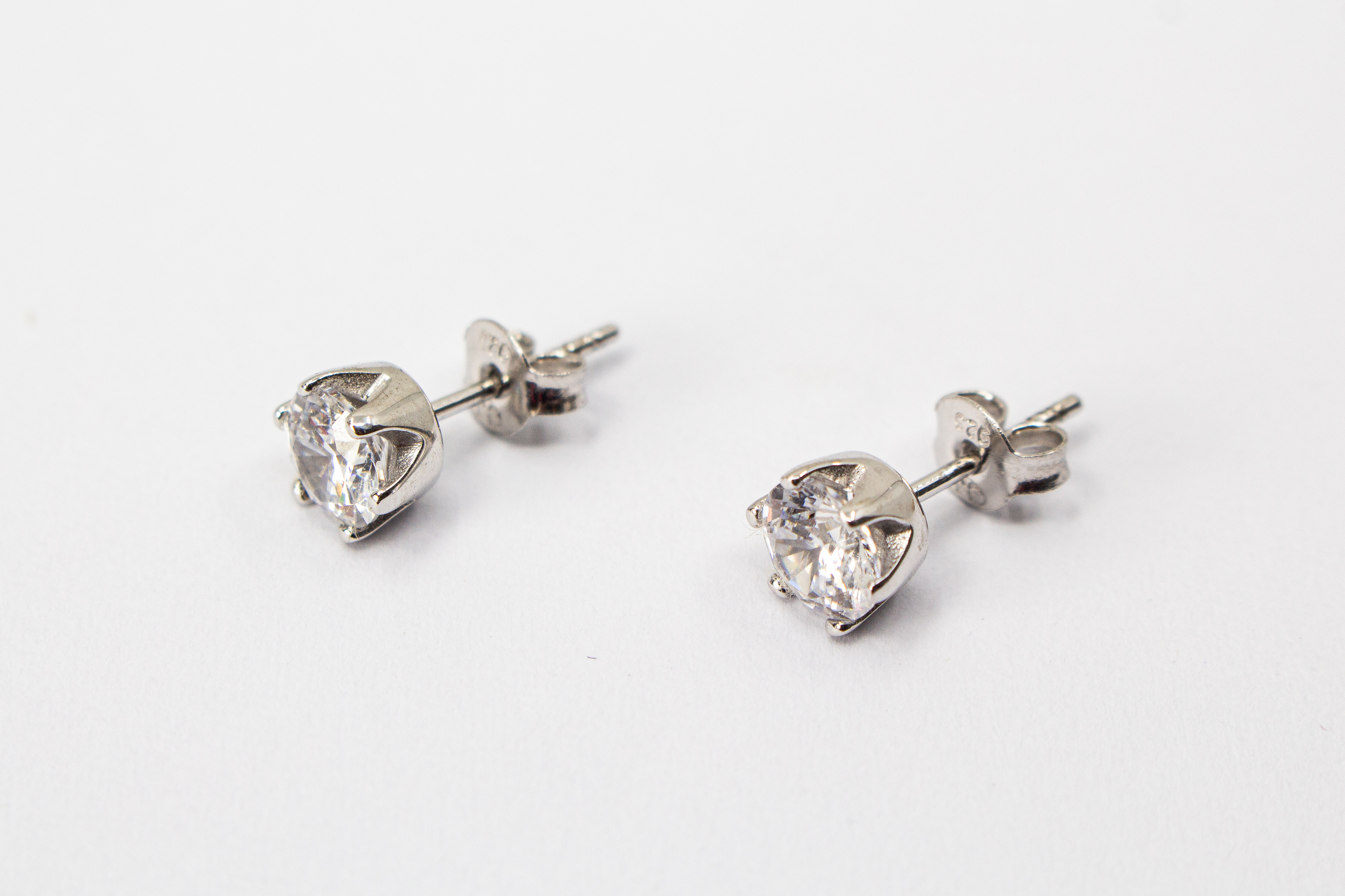 Klassische Solitär-Ohrstecker aus rhodiniertem 925er Silber mit einem großen Zirkoniastein in einer edlen Sechser-Krappenfassung im Onlineshop von Goldschmiede Regina Kraus.
