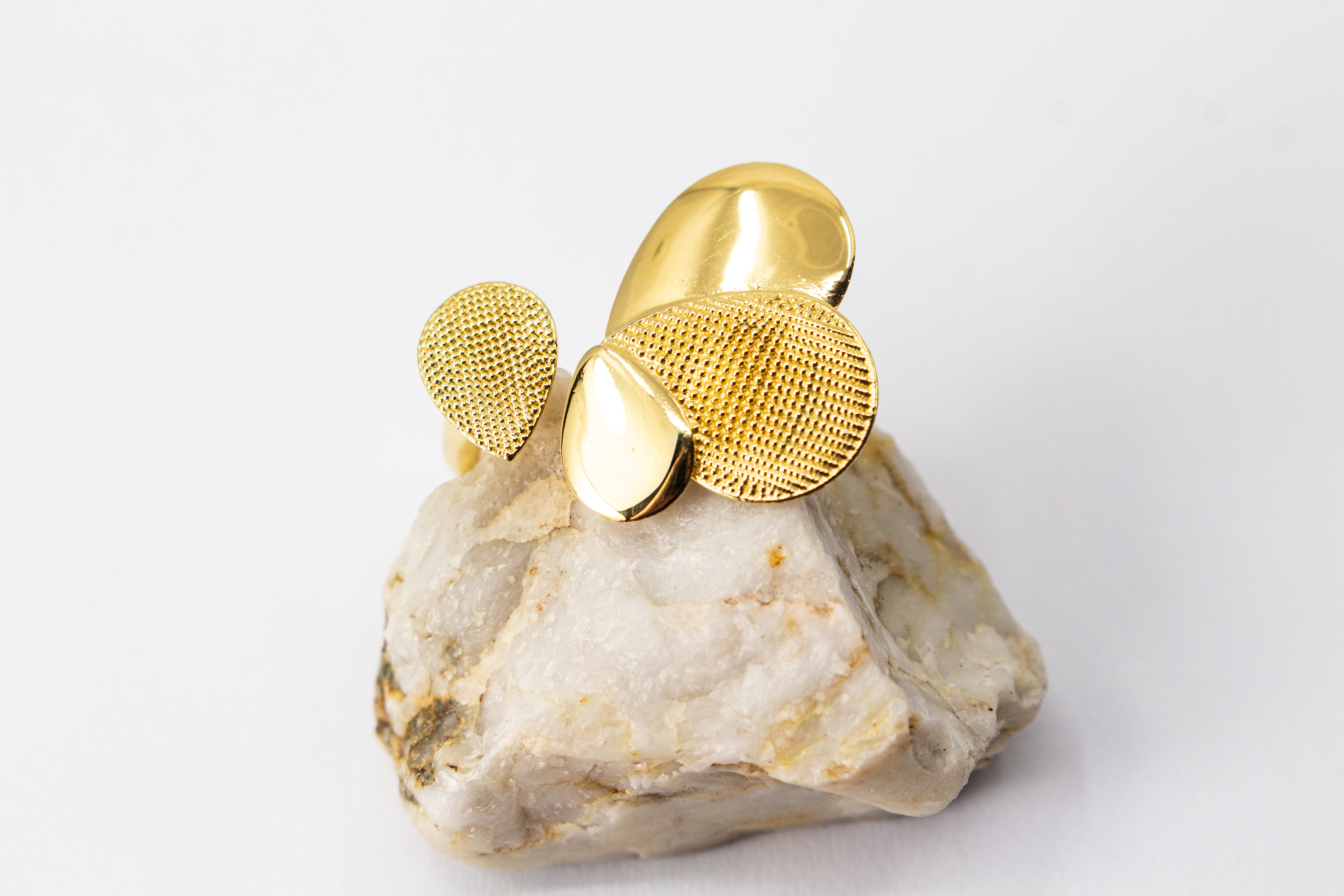 Ring Moon von Diva Gioielli, offenes Design aus vergoldetem Silber mit organisch geformten Elementen in glänzender und fein strukturierter Optik
