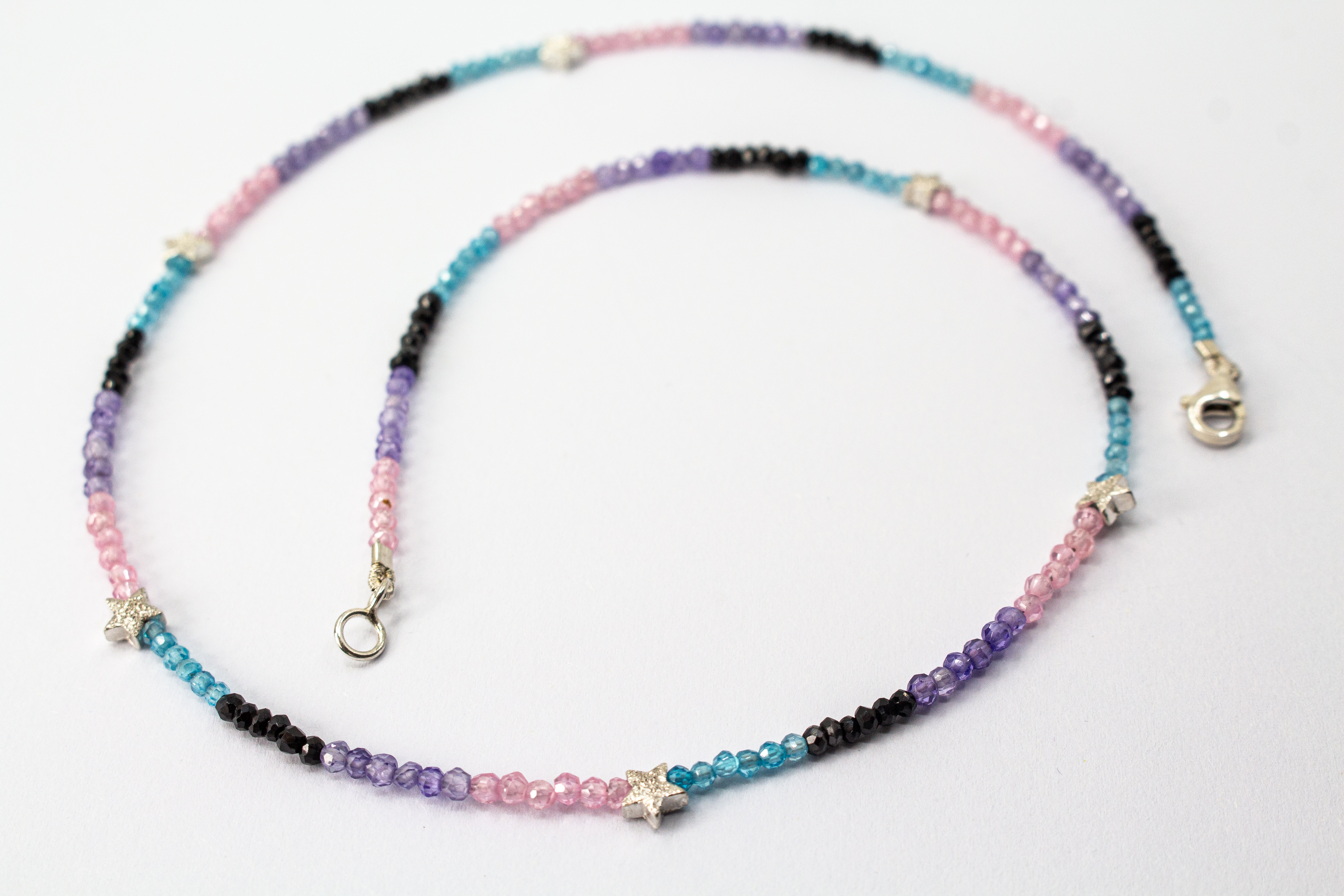 Filigrane, bunte Edelsteinkette aus facettierten, kleinen Perlen in Schwarz, Rosa, Blau und Violett mit kleinen Stern-Elementen aus 925 Sterling Silber von Goldschmiede Regina Kraus