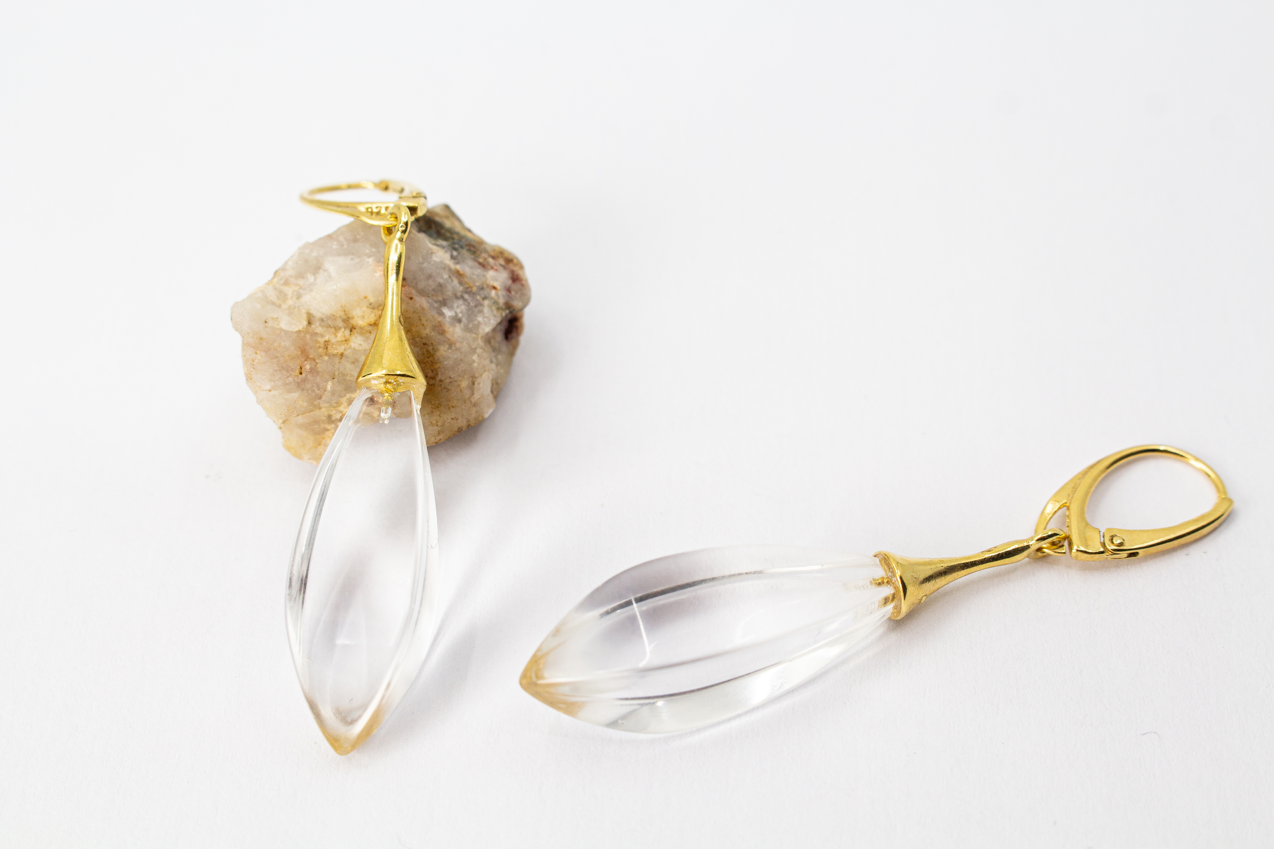 Elegante Ohrhänger aus klarem Bergkristall in Pampelform mit einer edlen Brisur aus vergoldetem Silber aus dem Onlineshop der Goldschmiede Regina Kraus.