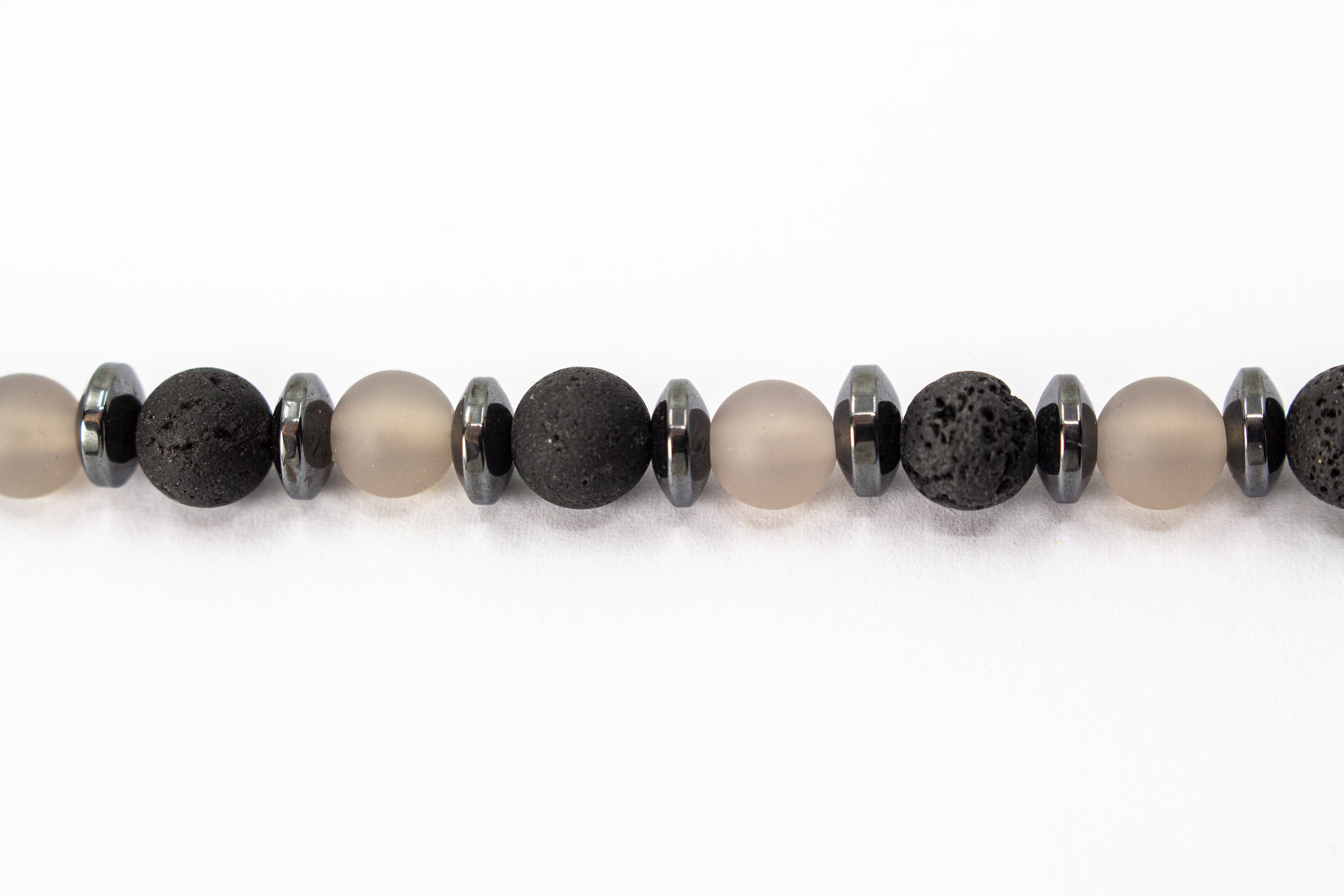 Herrenarmband „Erdstille“ aus mattem Achat, Lavastein und Hämatit mit geschwärztem Karabiner aus 925er Sterlingsilber.