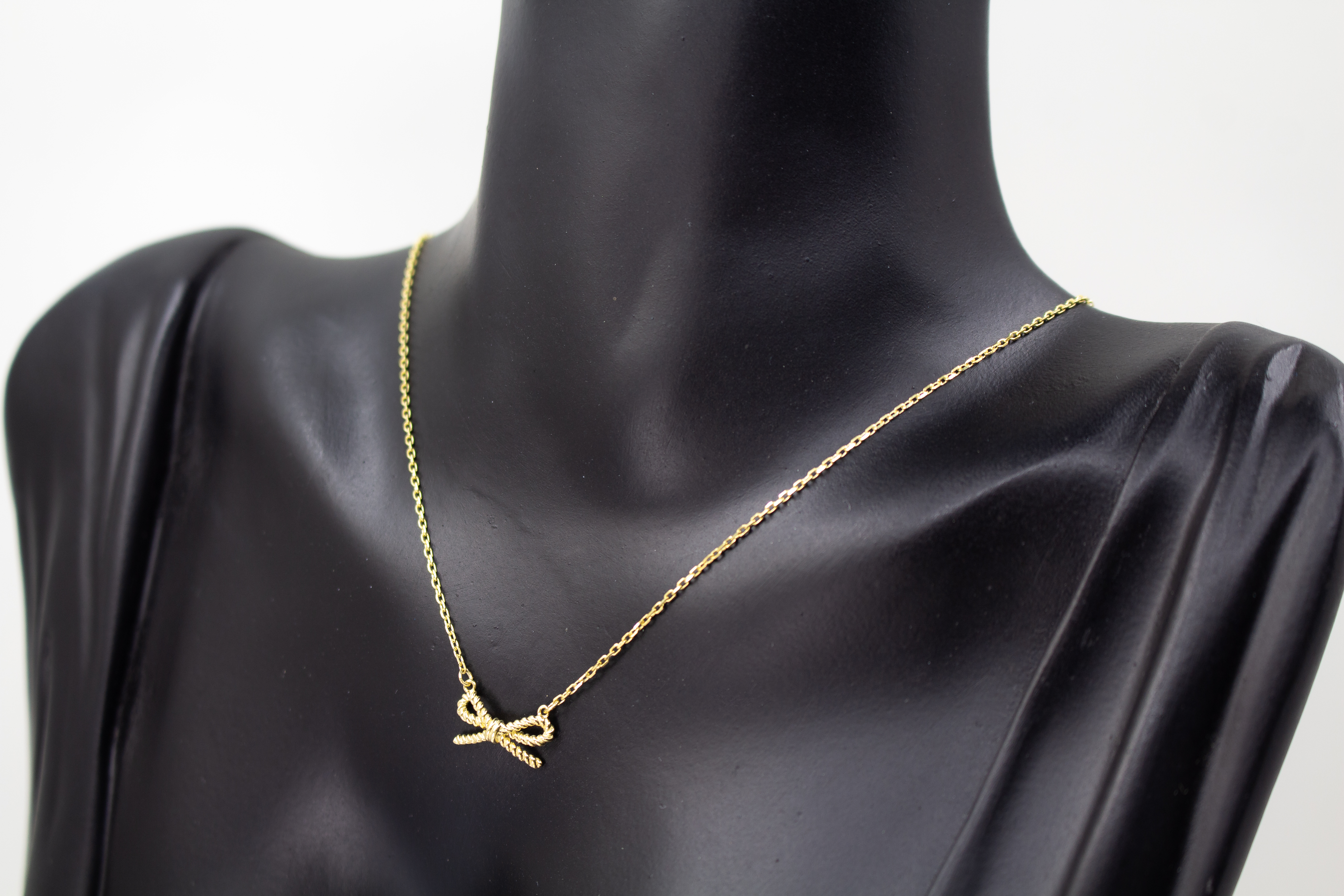 Collier „Schleifenzauber“ aus vergoldetem 925er Sterlingsilber mit filigranem Schleifenanhänger in elegantem, zeitlosem Design.