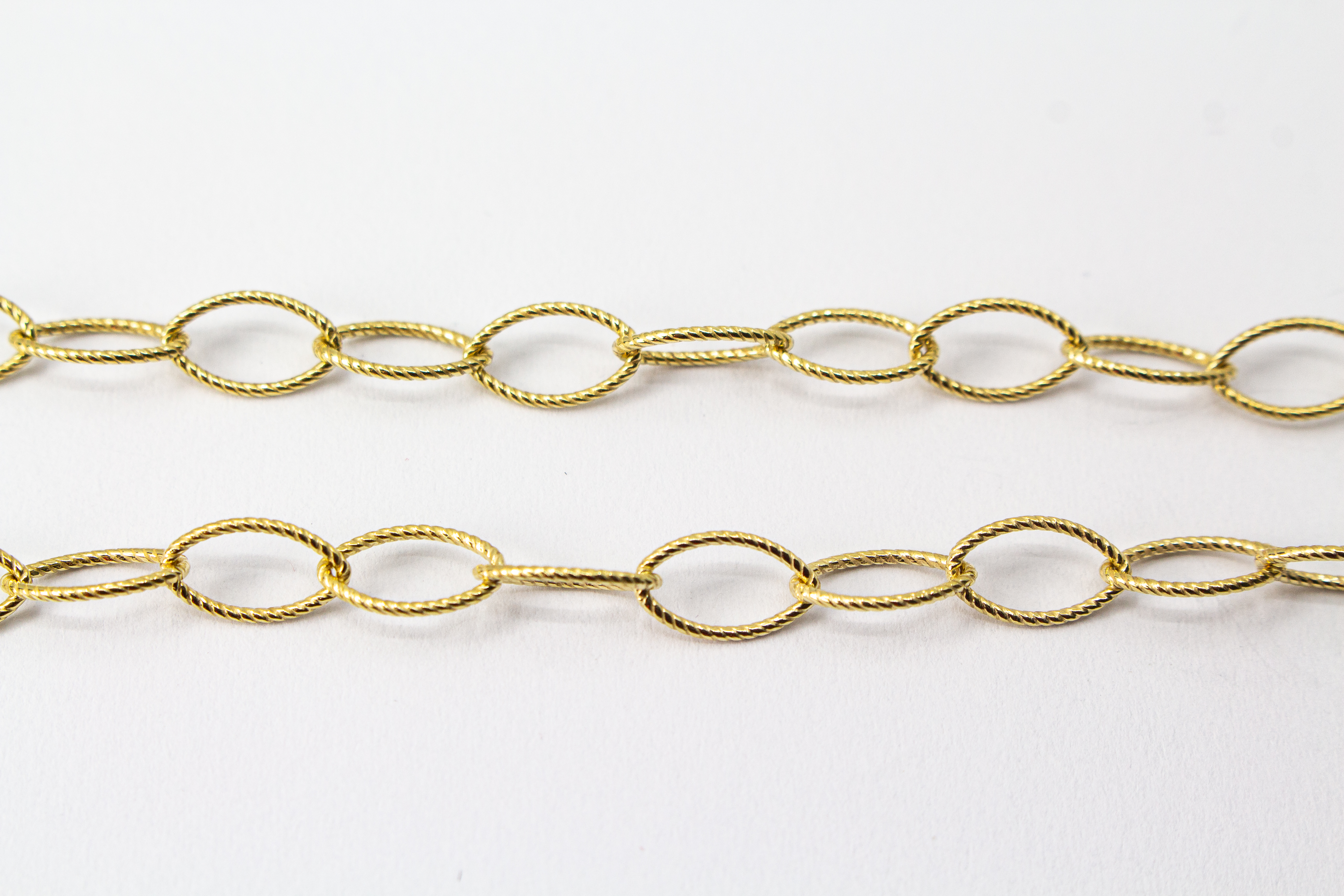 Vergoldete Gliederkette aus 925er Sterlingsilber (20 Mikron) mit markantem T-Verschluss (Knebelverschluss), handgefertigt von Goldschmiede Regina Kraus.
