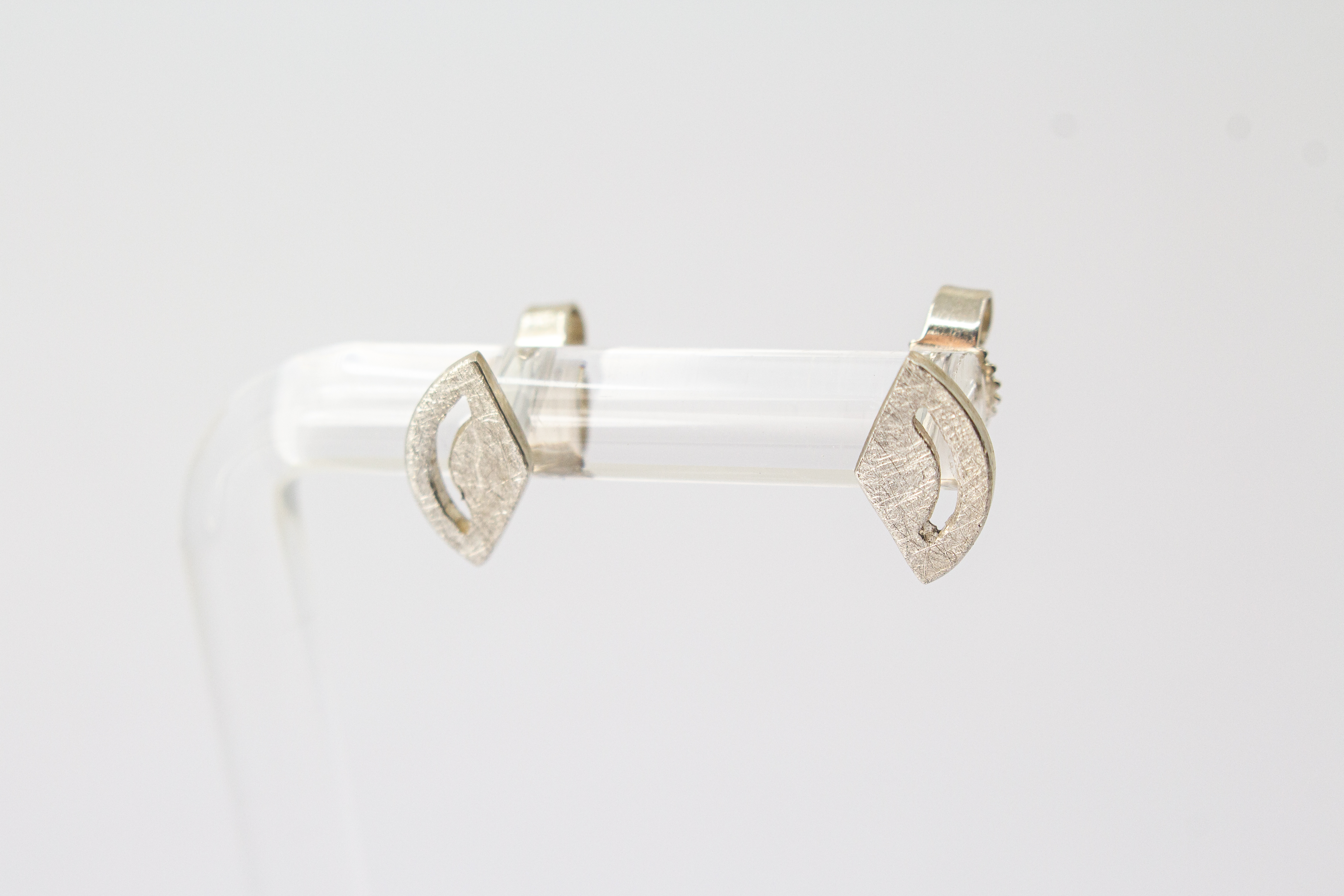 Paar geometrische Ohrstecker aus matt gebürstetem 925 Sterling Silber im modernen Cut-Out-Design