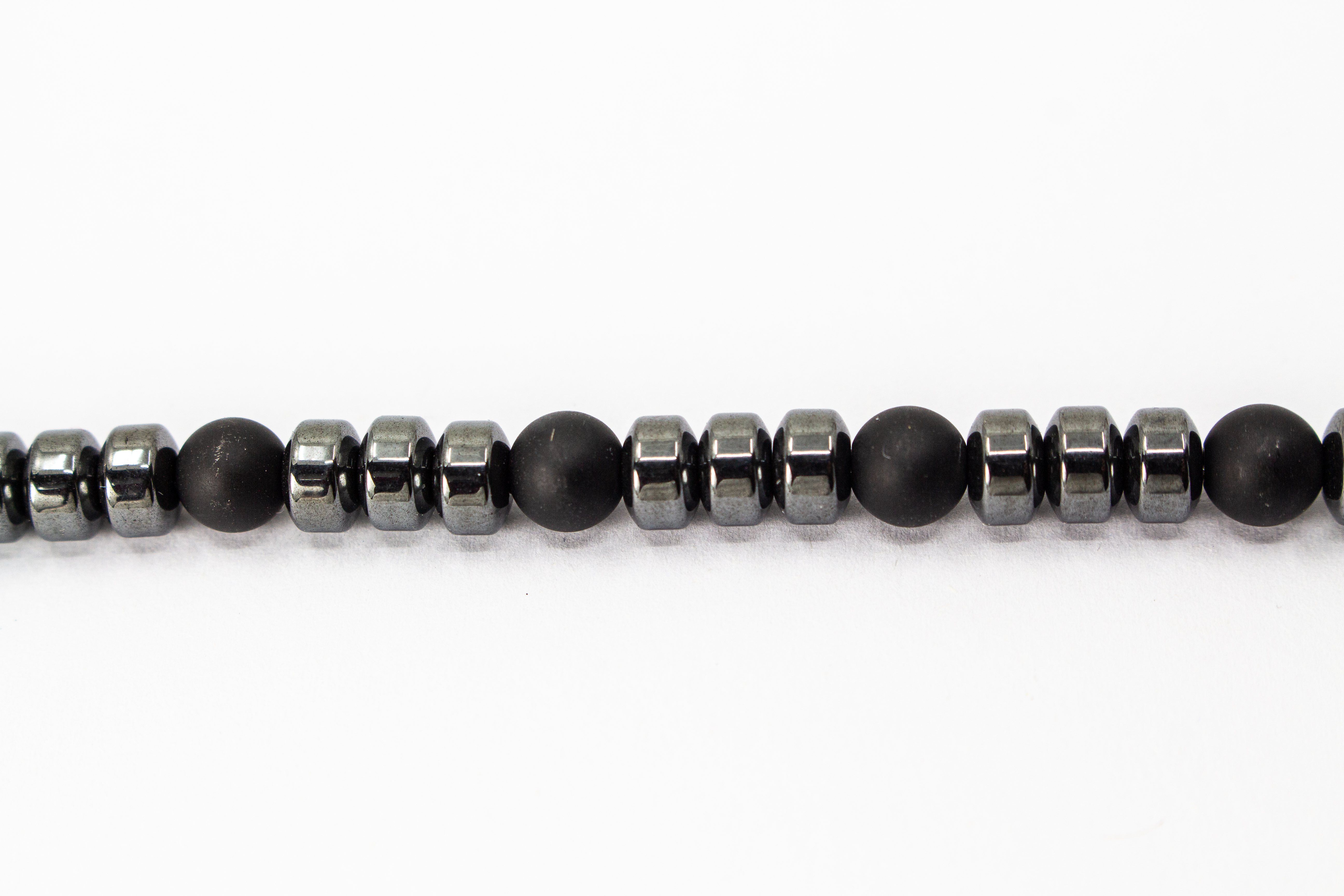 Herrenarmband aus Onyx und Hämatit mit schwarzen Natursteinperlen und silberfarbenen Hämatit-Elementen, handgefertigter Herrenschmuck