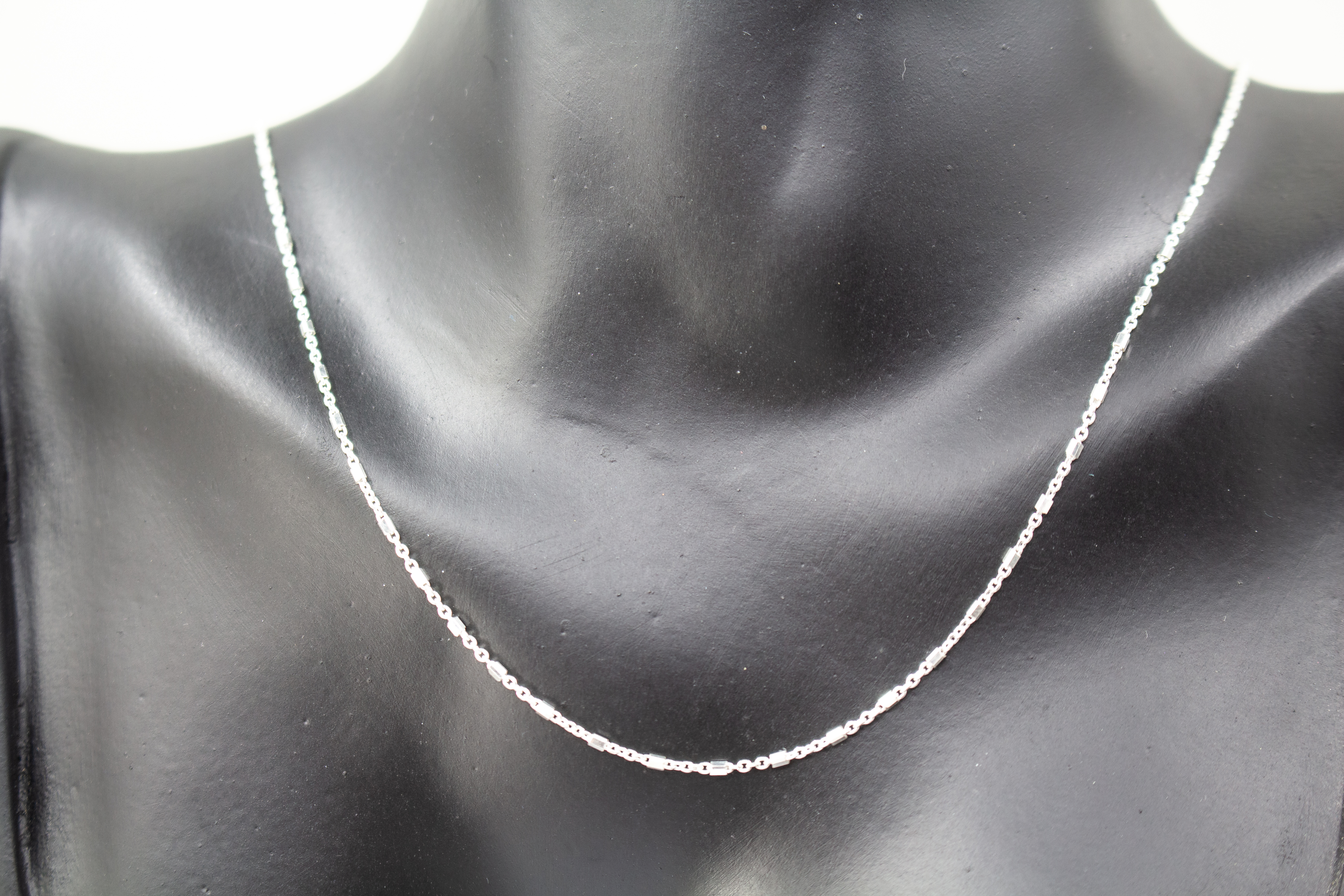 Filigrane Damen-Halskette aus glänzendem 925 Sterling Silber mit kleinen, minimalistischen Stäbchen- und Röhrchen-Elementen