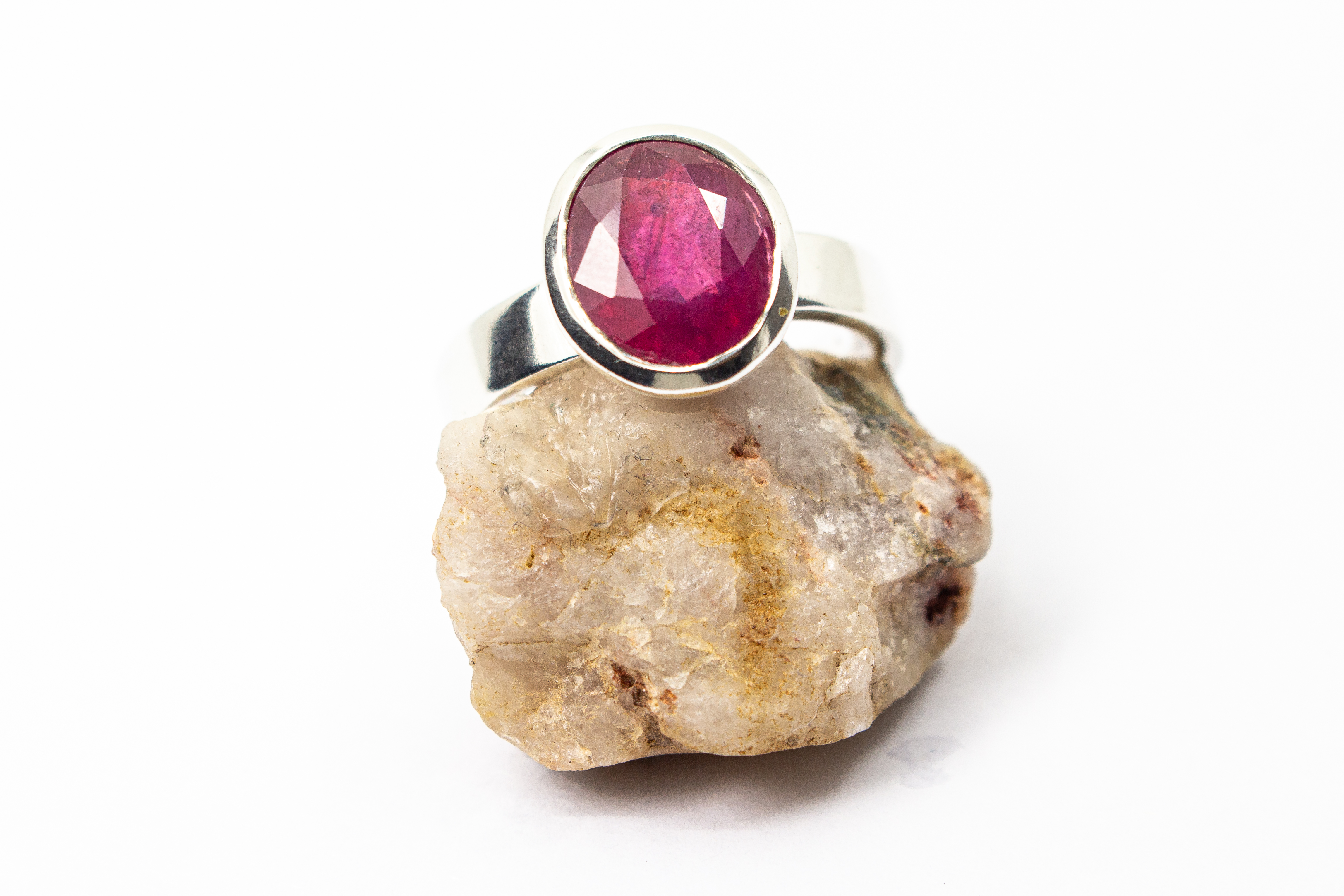 925er Sterlingsilber Ring „Rubinzauber“ mit großem oval facettiertem Rubin in eleganter Silberfassung.
