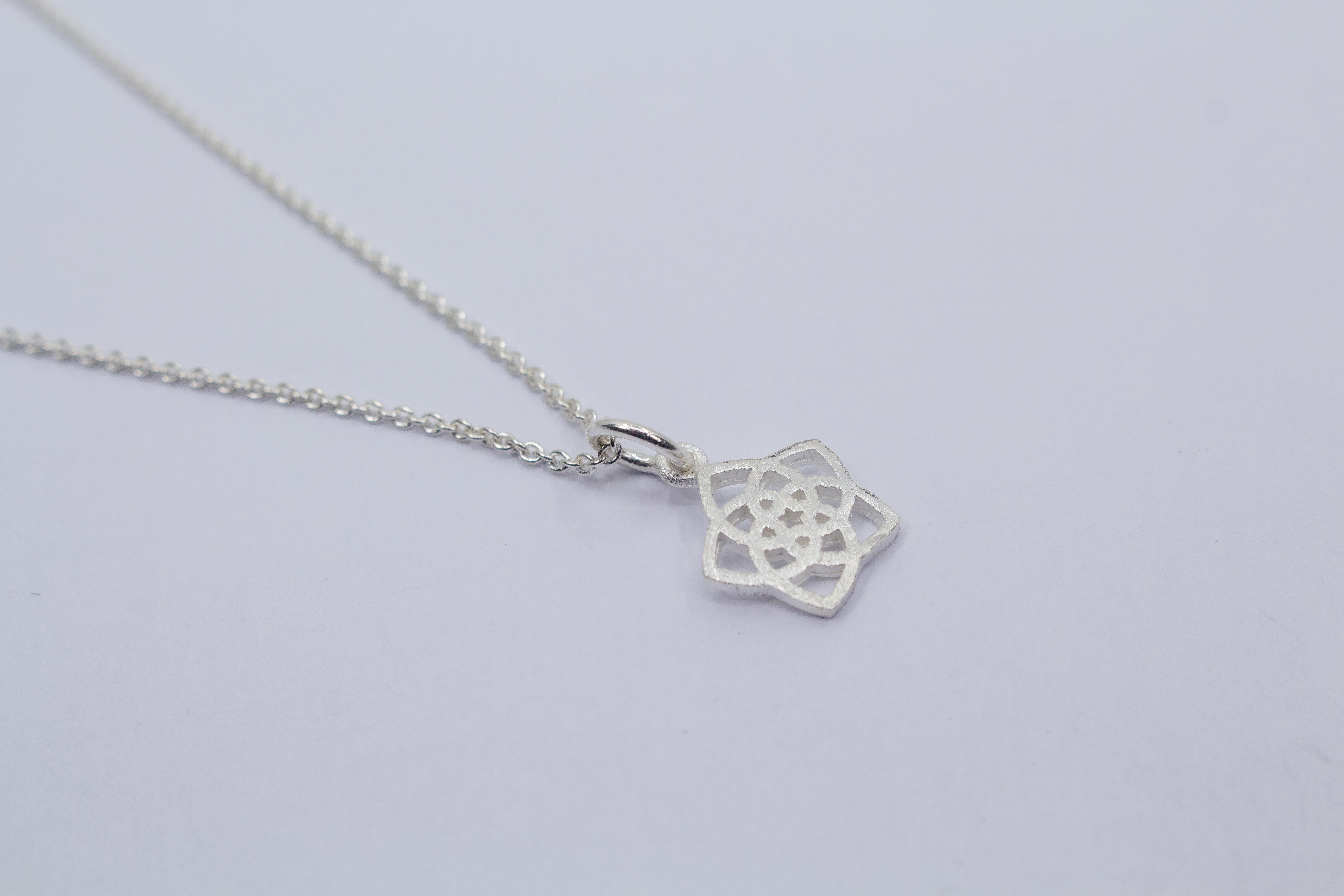 Silberkette mit Blumenanhänger online bestellen