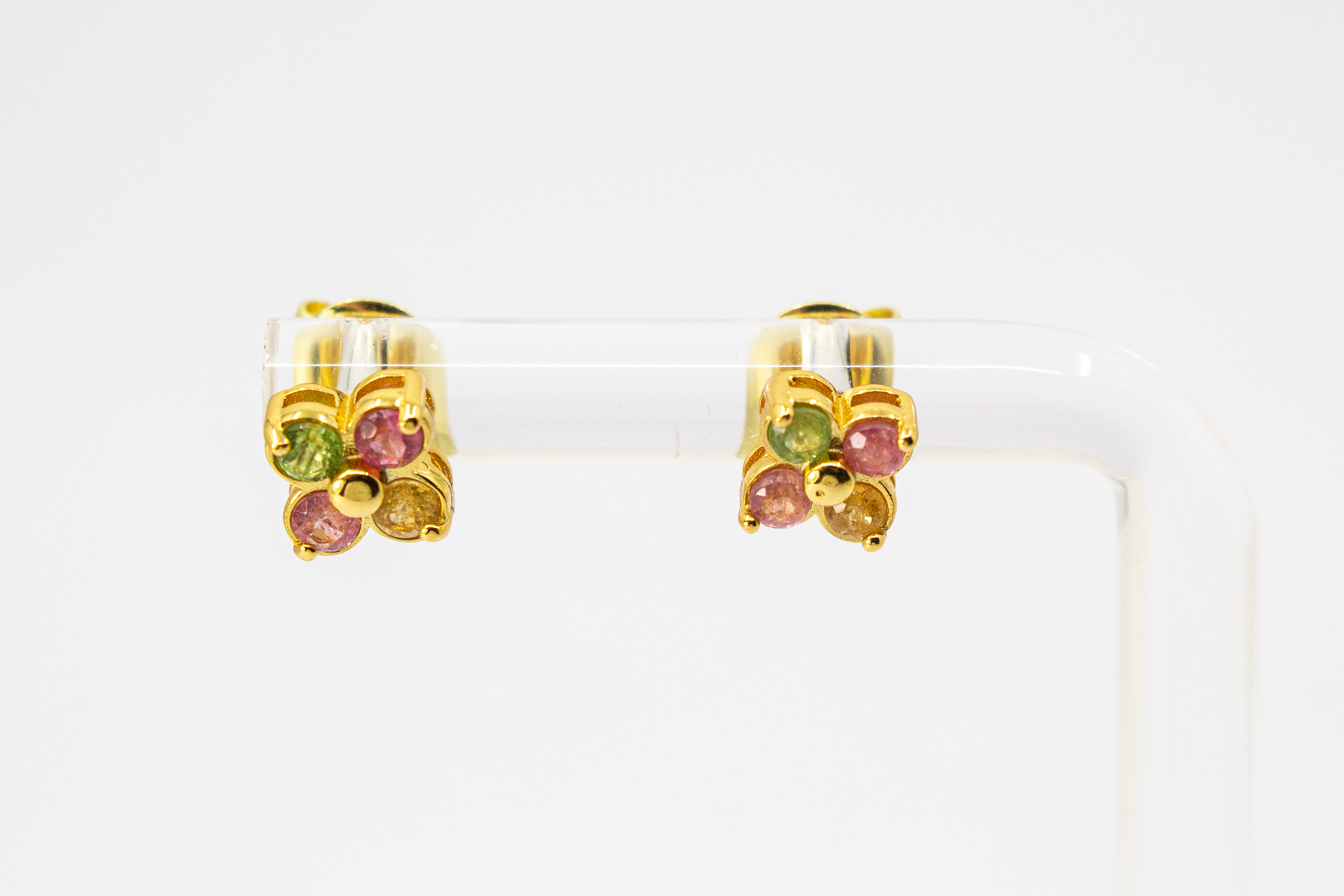 Kleine Ohrstecker aus vergoldetem 925er Sterlingsilber in Blütenform, besetzt mit runden, bunten Turmalinen in Rosa, Grün und Gelb aus der Goldschmiede Regina Kraus.