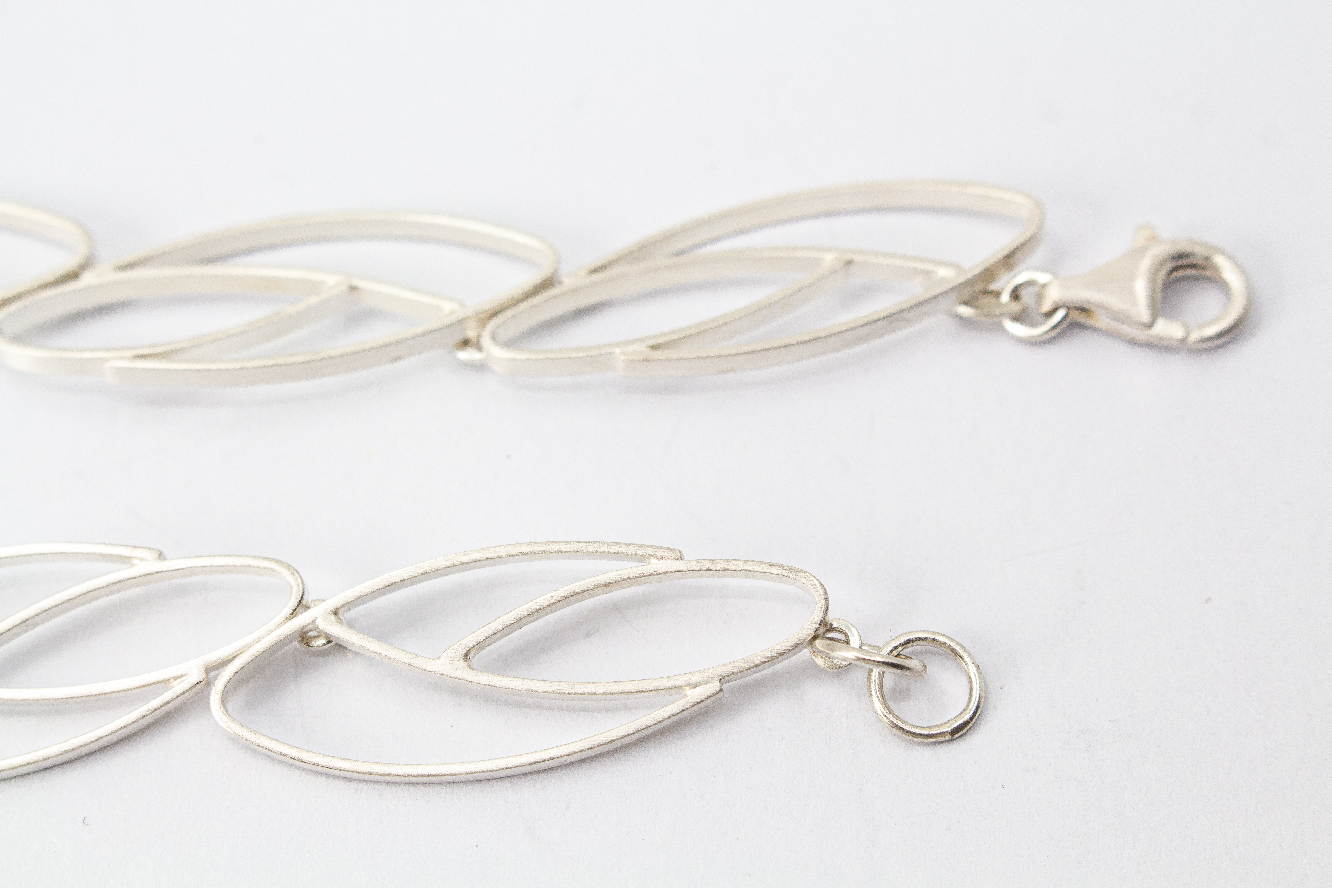 Massives, kunstvolles Statement-Collier aus 925 Sterling Silber mit großen, offenen, organisch geschwungenen Gliedern in stilisierter Blätterform aus dem Online-Shop der Goldschmiede Regina Kraus.