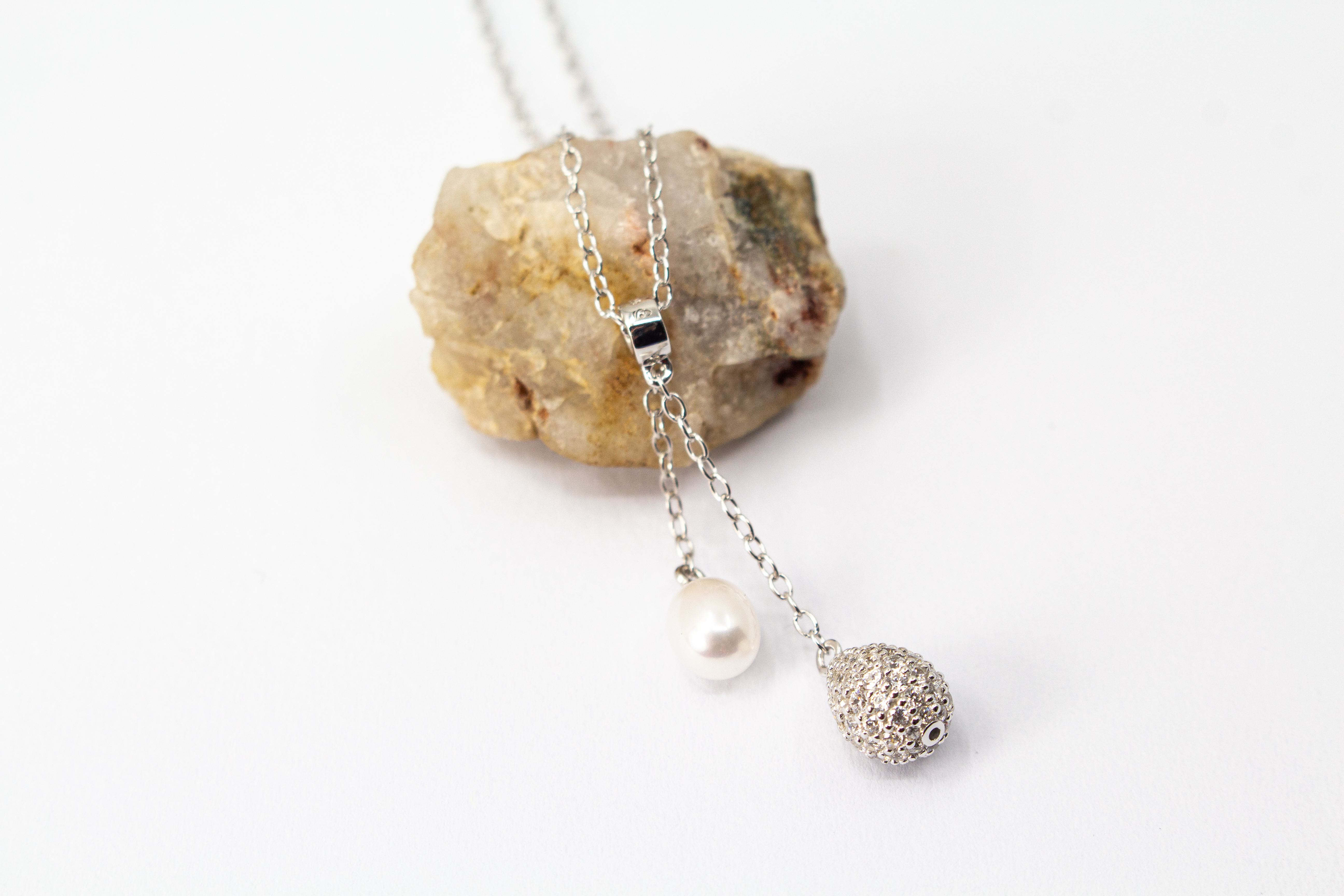 Kette aus rhodiniertem 925er Sterlingsilber mit einer weißen Süßwasserzuchtperle und einem funkelnden Zirkonia-Tropfen