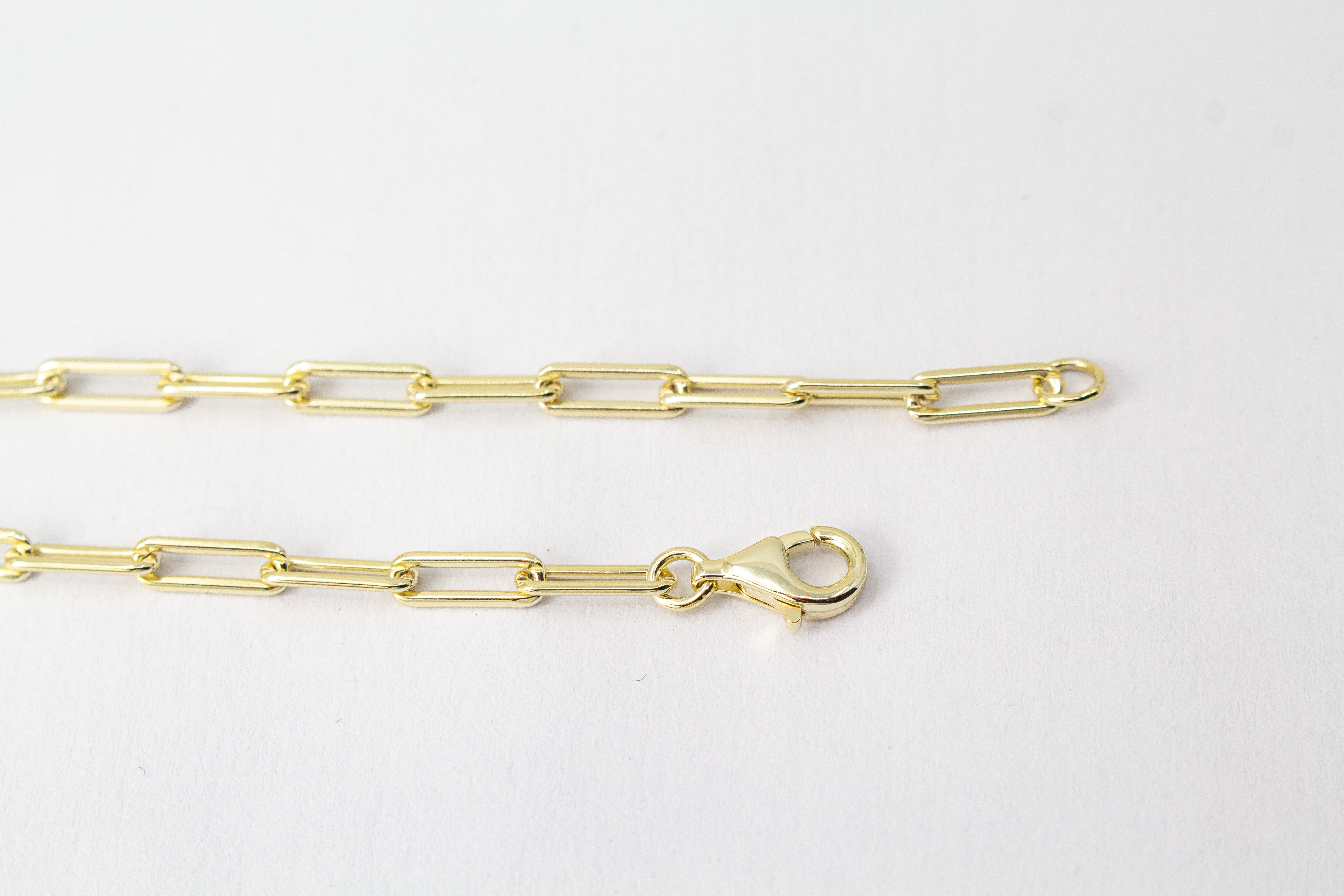 Eine filigrane, hochwertig gelbvergoldete Halskette aus 925er Sterlingsilber von der Goldschmiede Regina Kraus. Als Anhänger dient eine edle, weiße Barock-Zuchtperle mit ihrer typischen, unregelmäßig gewachsenen Form und einem intensiv schimmernden Lüster