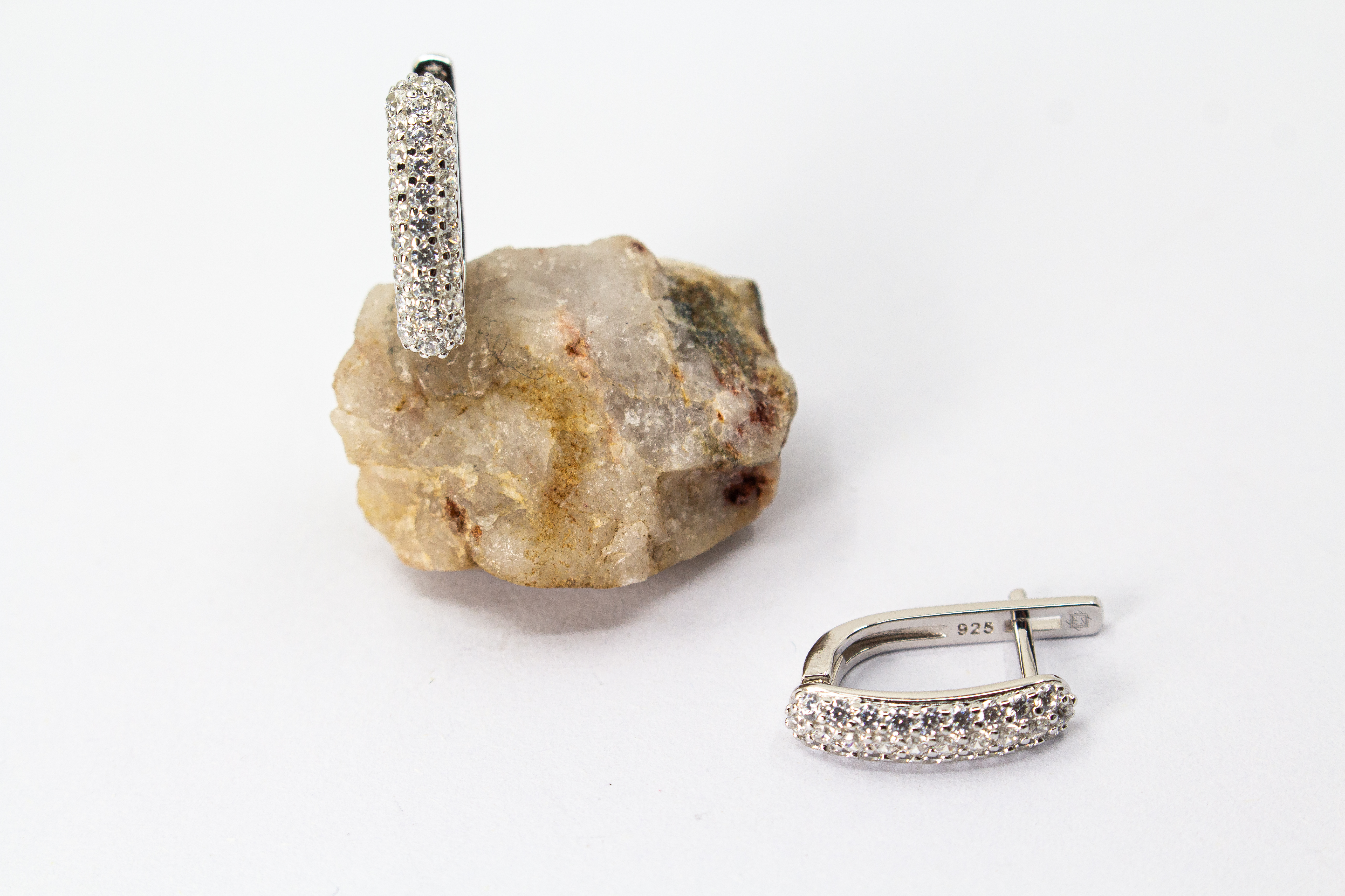 Creolen „Silberlicht“ aus rhodiniertem 925er Sterlingsilber mit funkelnden weißen Zirkonia in eleganter Pavé-Fassung.