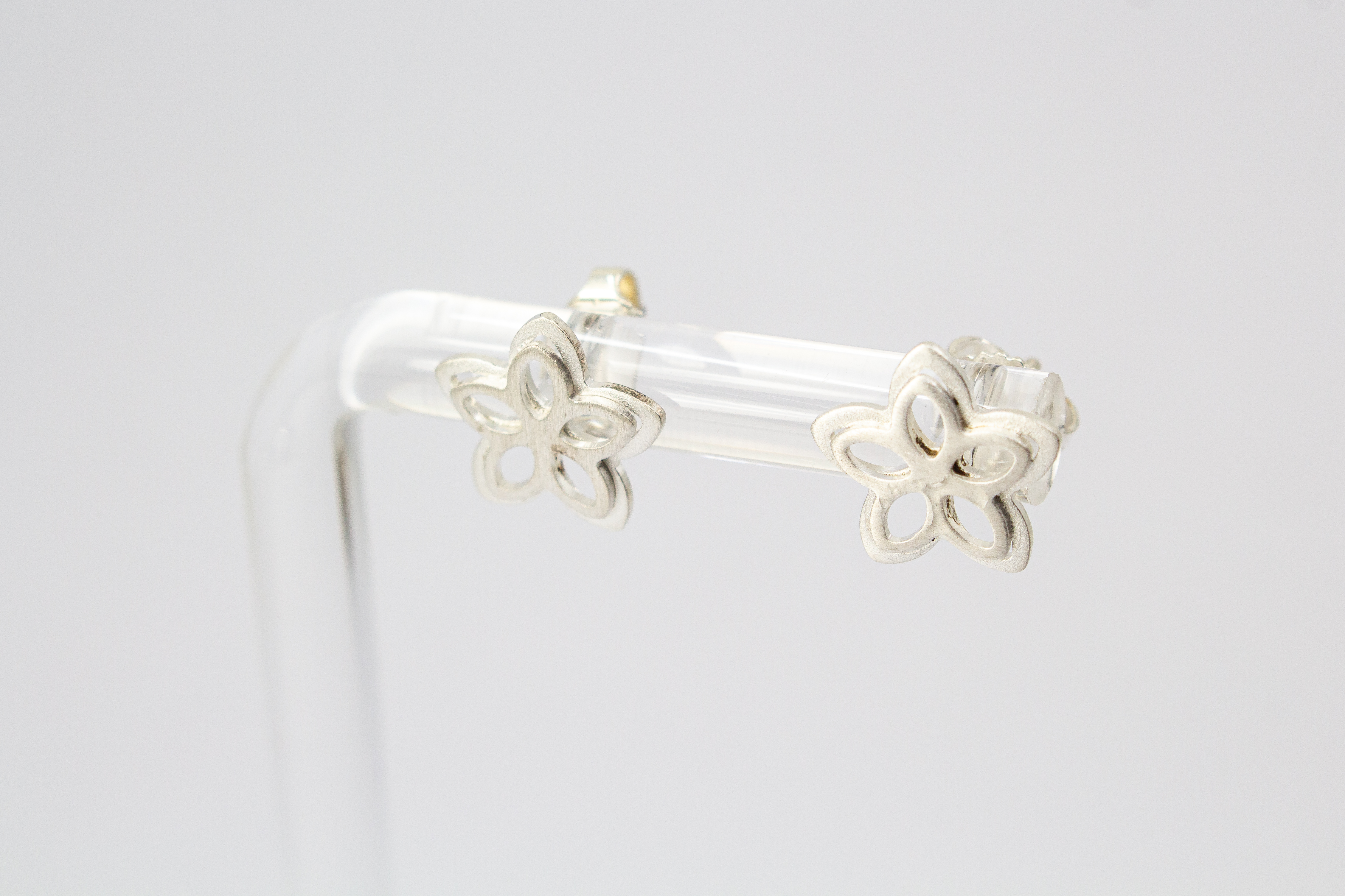 Ohrstecker „Rosalie“: Filigrane Blumen-Ohrringe aus mattem 925er Silber