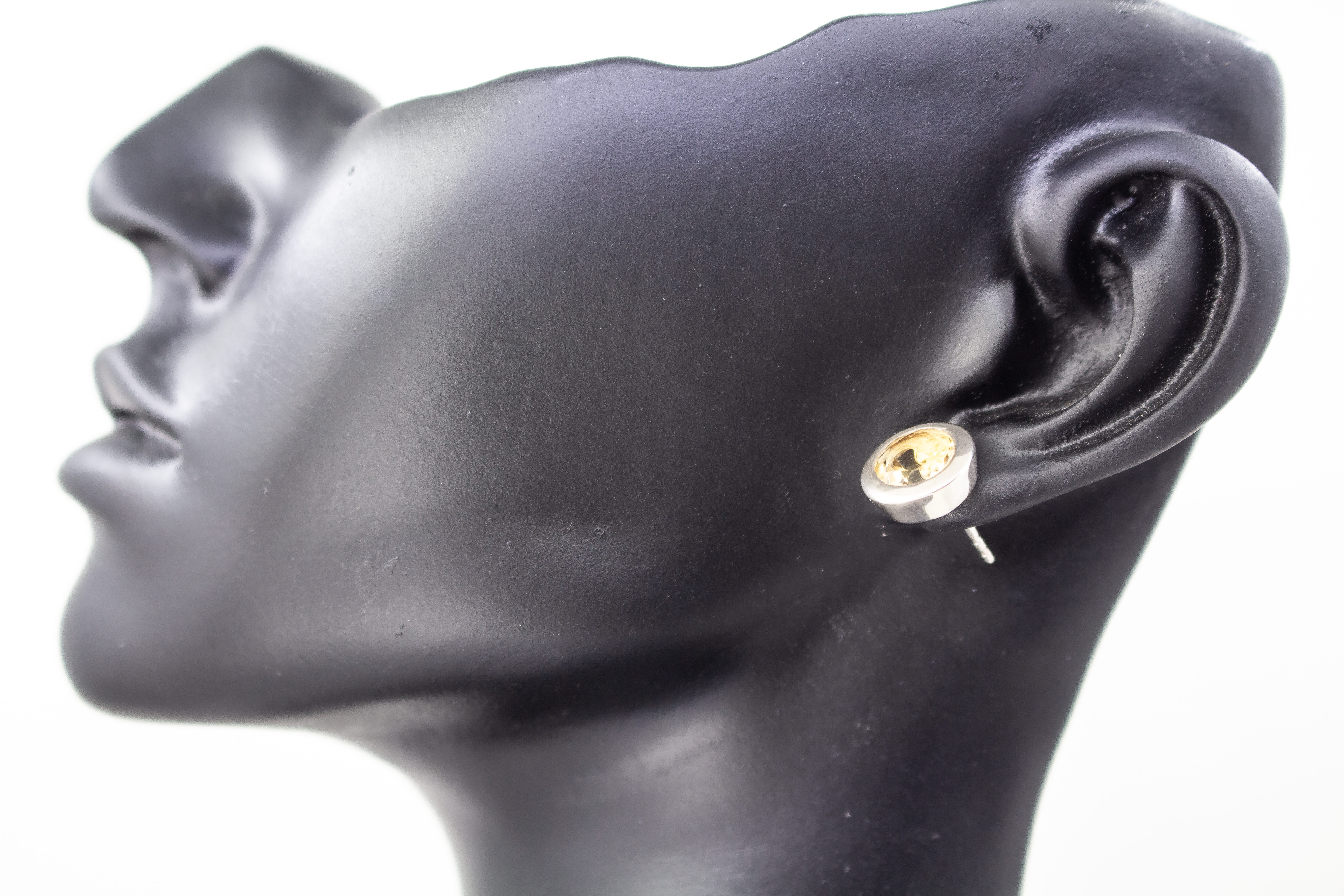 klassische, runde Ohrstecker aus glänzendem 925 Sterling Silber mit einem facettierten, hellgelben Citrin-Edelstein in einer glatten Zargenfassung aus dem Online-Shop der Goldschmiede Regina Kraus.