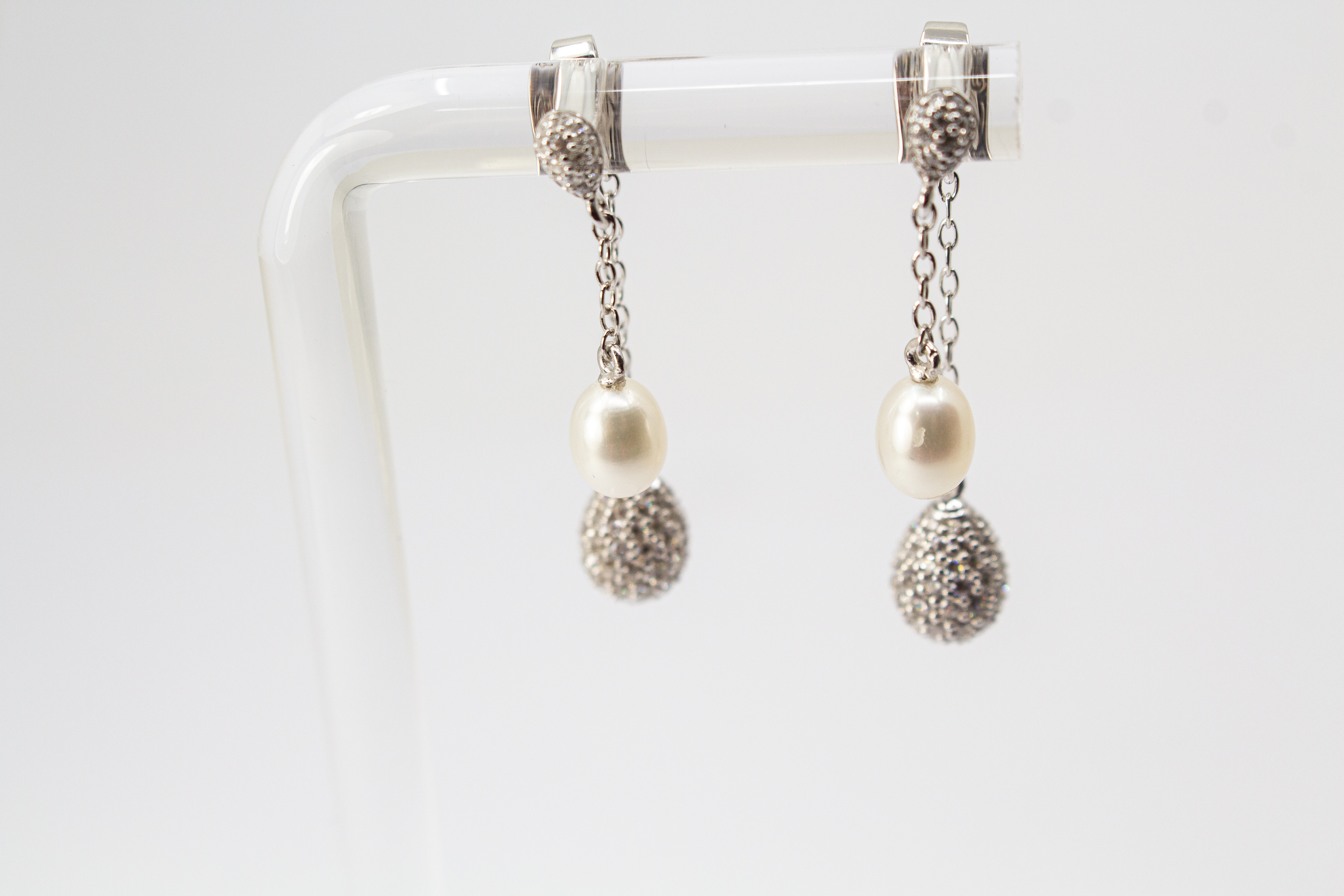 Mondschein-Duo Ohrstecker von Regina Kraus: Zweiteiliger Ohrschmuck aus rhodiniertem 925er Sterlingsilber mit weißer Süßwasserzuchtperle und funkelnden Zirkonia-Anhängern
