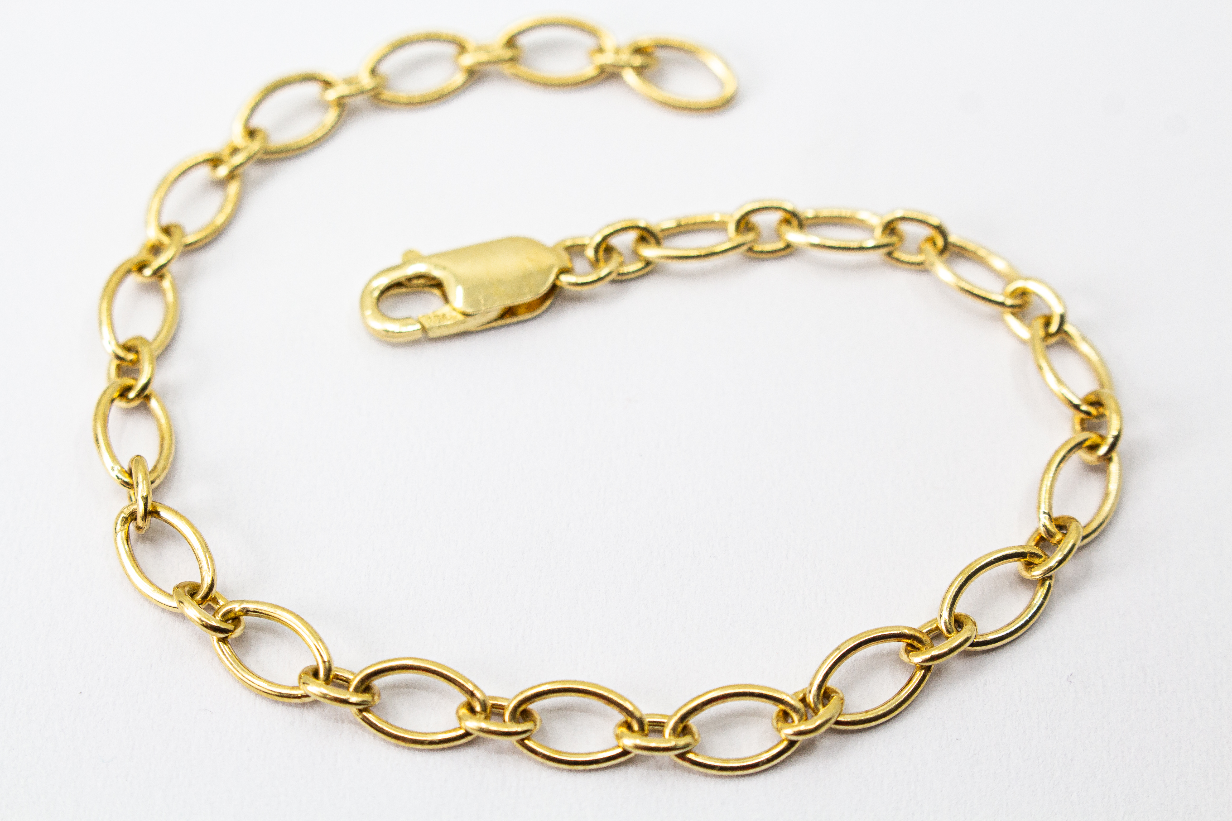 Hochwertig vergoldetes Armband (20 Mikron) aus 925er Sterlingsilber mit ovalen Gliedern und Karabinerverschluss, Goldschmiede Regina Kraus.