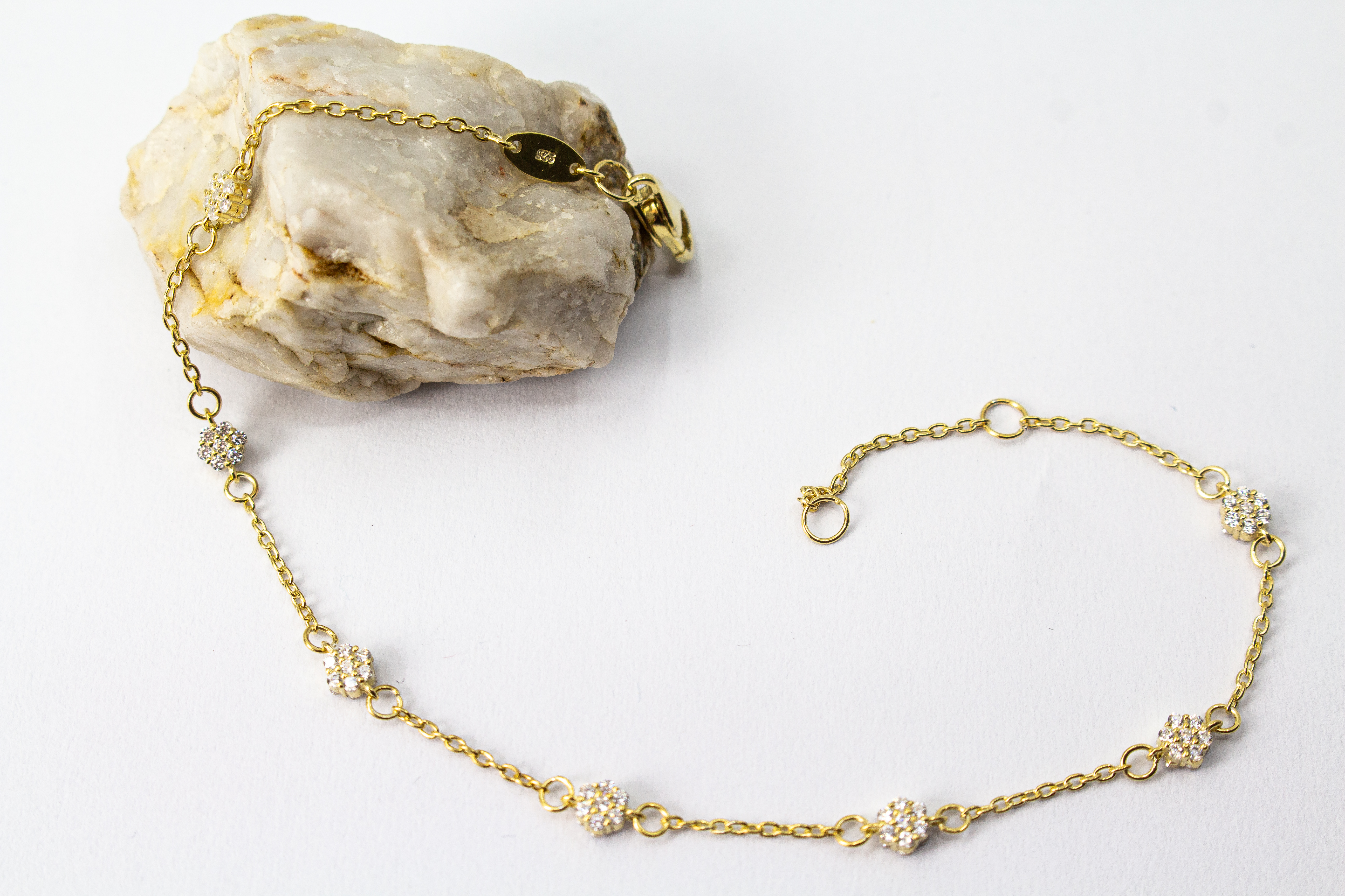 Zartes Armband der Goldschmiede Regina Kraus aus vergoldetem 925er Silber mit sieben rundgefassten, funkelnden Zirkonia-Steinen in regelmäßigen Abständen