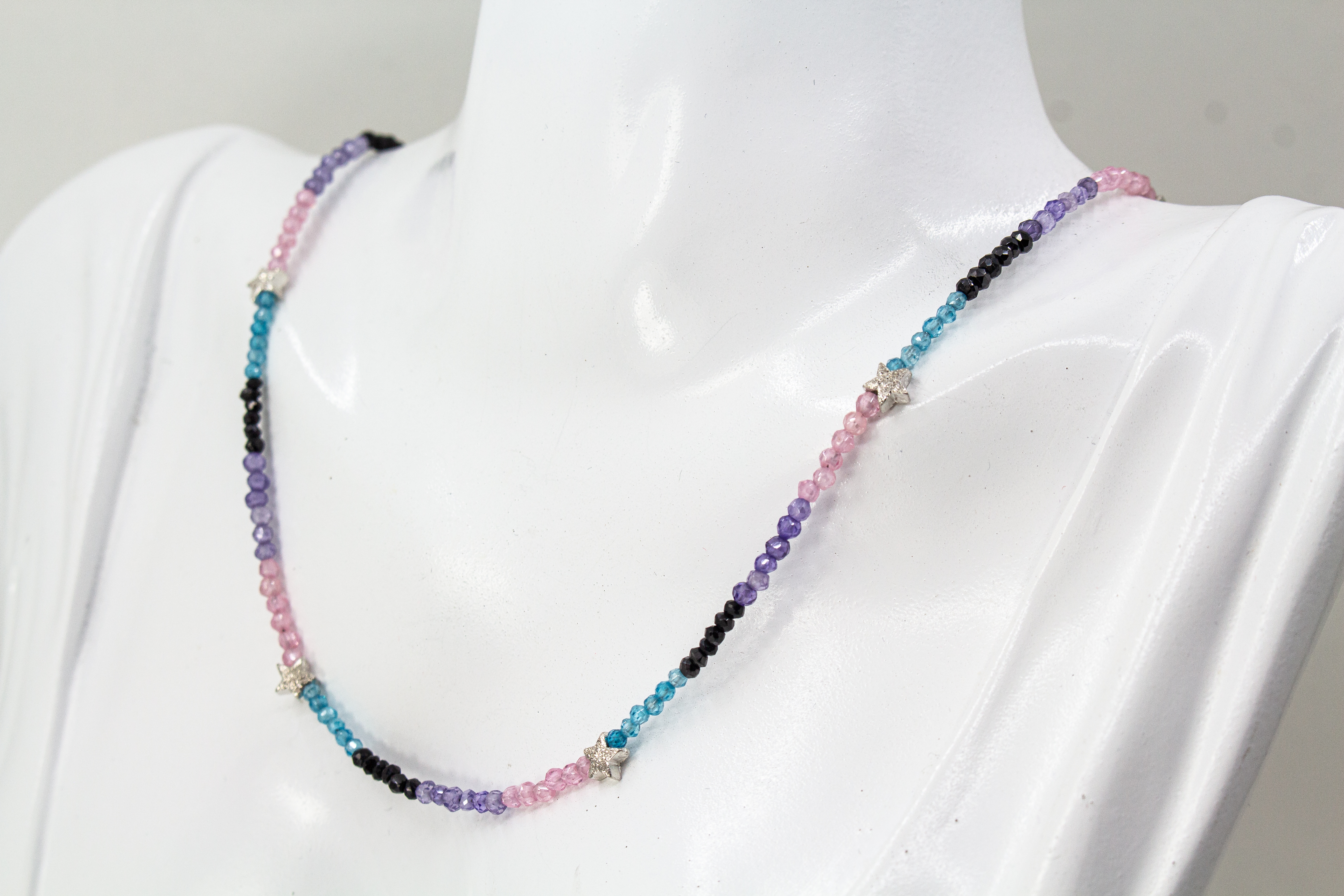Filigrane, bunte Edelsteinkette aus facettierten, kleinen Perlen in Schwarz, Rosa, Blau und Violett mit kleinen Stern-Elementen aus 925 Sterling Silber von Goldschmiede Regina Kraus