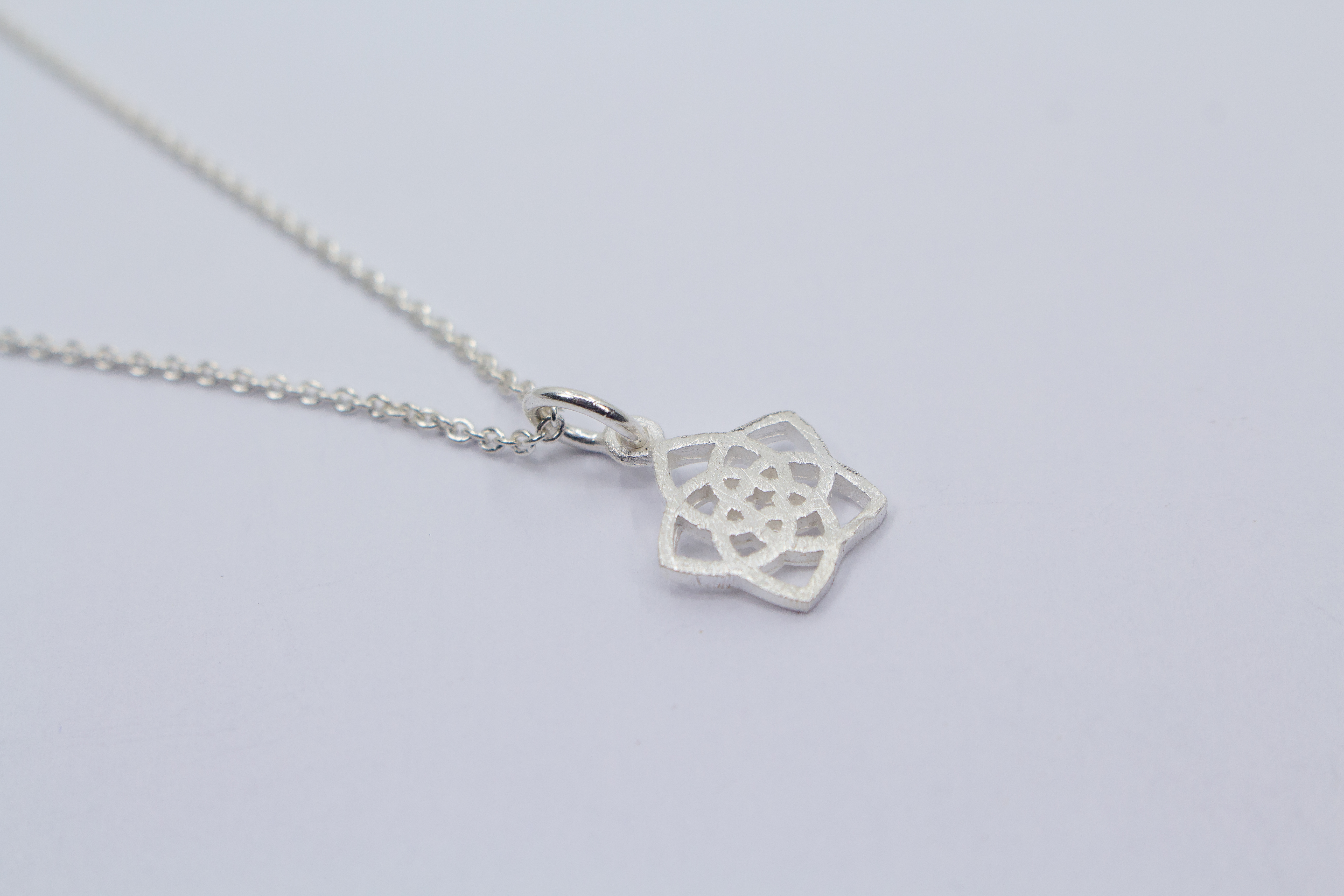 Silberkette mit Blumenanhänger online bestellen