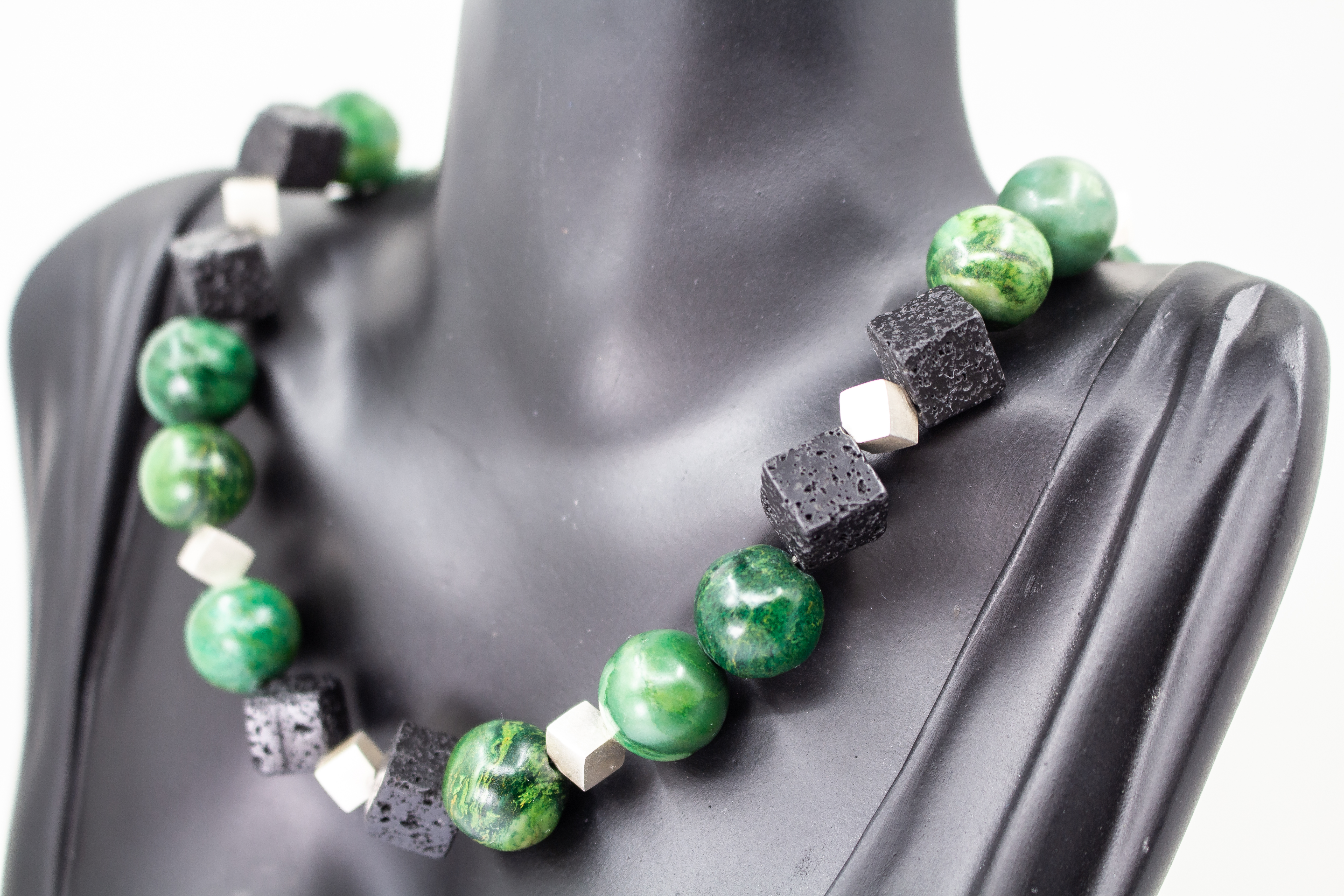 runde, kräftig grüne Prasem-Perlen mit tiefschwarzen, quadratischen Lavastein-Würfeln. Als moderner Akzent sind kleine, matt glänzende Würfelelemente aus 925 Sterlingsilber